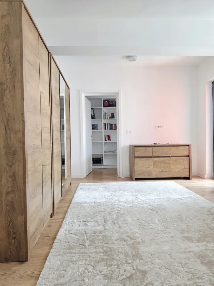 APARTAMENT 2 CAMERE +, complet mobilat si utilat - VAND apartament 2 camere, complet mobilat si utilat!&nbsp;Complex rezidential, zona Pipera/VoluntariAn constructie 2024📌170 000 €LOCALIZARE EXCELENTA !!OPORTUNITATE INVESTITIE !! PRETABIL SI PENTRU REGIM HOTELIER !!Studioul este localizat in complexul Ivory Residence, un proiect rezidențial complet finalizat și gata de mutat, compus din 12 blocuri. Cu o distanță generoasă între acestea, poate fi numit cel mai aerisit proiect rezidențial, oferind un ambient primitor și relaxant.Cartierul de apartamente este construit pe o suprafață de 6 hectare, iar aici te întâmpină spații verzi, inclusiv un parculeț și chiar o livadă de pomi fructiferi. Pentru activități sportive și recreere, acesta îți pune la dispoziție teren multisport, pistă de alergare și loc de joacă dedicate exclusiv rezidenților.Aspectul practic și confortabil este completat de un bloc de parcări, un subsol rezervat pentru boxe și o zonă de parcare destinată vizitatorilor. Construcția clădirilor este concepută în sistem monolit, cu pereți turnați din beton armat, asigurând nu doar o rezistență deosebită, ci și o calitate fonică eficientă.Ivory Residence se remarcă prin finisajele de înaltă calitate, în concordanță cu cele mai exigente standarde.Apartamentul este pozitionat la etajul 3 imobilului de 3 nivele construit in anul 2024.Suprafete si componenta: Suprafata Total Construita a apartamentului este de 90 mp, Suprafata Utila de care dispune fiind de 64 de mp, iar daca includem si cele doua balcoane generoase de care dispune apartamentul se ajunge la o Suprafata Utila Totala de 74 mp.Un mare plus al acestei proprietati il constituie faptul ca dispune de un spatiu suplimentar ( birou ) de aproximativ 6 mp, practic o a treia camera…Apartamentul &nbsp;beneficiaza de finisaje clasa premium si este complet mobilat si utilat.Imobilul dispune de centrala proprie si incalzire prin pardoseala.Vederea din apartament este libera , orientarea cardinala este spre SUD – EST, apartamentul beneficiind astfel de lumina naturala pe tot parcursul zilei.Vecinatati: Bulevardul Pipera, Sos. Petricani, Metrou Pipera, Metrou Aurel Vlaicu, Promenada Mall, Pipera Plaza, Global Plaza, Swan Office Park, Cubic Center.