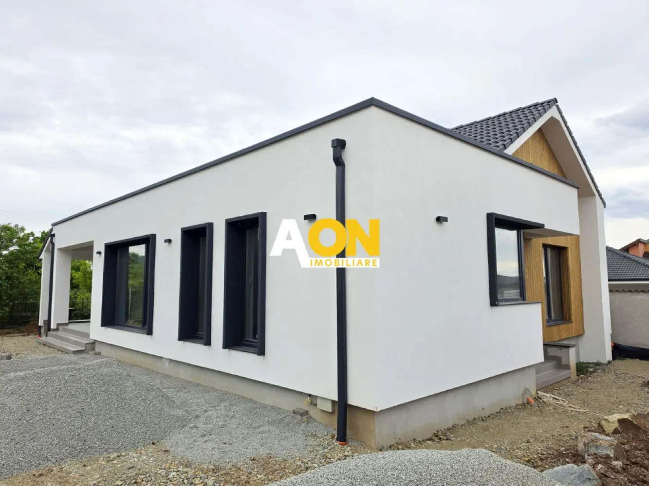 Casă 4 camere, 375 mp teren, predare la cheie, zona Valea Popii - AON Imobiliare vă prezintă o casă cu 4 camere, modernă, finalizată în anul 2026 și finisată complet la cheie. Locuința se predă cu absolut toate detaliile tehnice și estetice puse la punct (inclusiv ultimele finisaje care nu apar în galeria foto actuală), fiind pregătită pentru mutare imediată.
Proprietatea are un regim de înălțime Subsol + Parter și este compartimentată inteligent, oferind spații aerisite și funcționale:
• Parter: Living luminos, bucătărie separată, 3 dormitoare primitoare, 2 băi utilate și o cameră tehnică.
• Exterior Parter: O terasă acoperită de 12 mp, ideală pentru relaxare.
• Subsol: O pivnită uscată și utilă, în suprafață de 14 mp.
Detalii Suprafețe și Teren:
• Suprafață utilă: 118 mp
• Suprafață construită desfășurată: 150 mp
• Amprentă la sol: 133 mp
• Teren: 375 mp, cu o deschidere stradală de 16 metri liniari.
Structură și Dotări Premium:
• Construcție solidă din cărămidă Porotherm de 25 cm.
• Izolație exterioară eficientă din polistiren de 15 cm.
• Confort termic optim asigurat prin încălzire în pardoseală și centrală termică pe gaz.
• Tâmplărie de calitate superioară cu geamuri tripan pentru o excelentă izolare fonică și termică.
• Finisaje din gama premium, executate cu atenție la detalii.
Localizare:
Casa este situată într-o zonă deosebit de liniștită, în imediata apropiere de zona Valea Popii, chiar lângă pădure. Locația oferă aer curat și intimitate, păstrând în același timp un acces auto facil și rapid, fiind la o distanță foarte mică de drumul asfaltat.
Pentru mai multe detalii sau pentru a programa o vizionare, vă stăm la dispoziție! 
ID intern: CP3092968