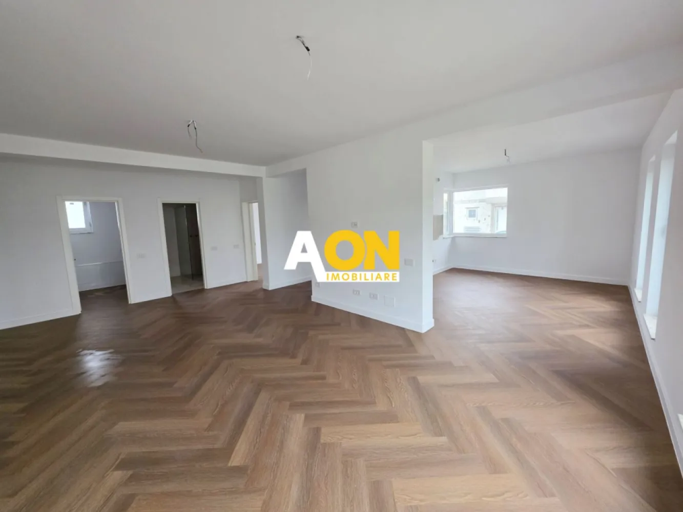 Casă 4 camere, 375 mp teren, predare la cheie, zona Valea Popii - AON Imobiliare vă prezintă o casă cu 4 camere, modernă, finalizată în anul 2026 și finisată complet la cheie. Locuința se predă cu absolut toate detaliile tehnice și estetice puse la punct (inclusiv ultimele finisaje care nu apar în galeria foto actuală), fiind pregătită pentru mutare imediată.
Proprietatea are un regim de înălțime Subsol + Parter și este compartimentată inteligent, oferind spații aerisite și funcționale:
• Parter: Living luminos, bucătărie separată, 3 dormitoare primitoare, 2 băi utilate și o cameră tehnică.
• Exterior Parter: O terasă acoperită de 12 mp, ideală pentru relaxare.
• Subsol: O pivnită uscată și utilă, în suprafață de 14 mp.
Detalii Suprafețe și Teren:
• Suprafață utilă: 118 mp
• Suprafață construită desfășurată: 150 mp
• Amprentă la sol: 133 mp
• Teren: 375 mp, cu o deschidere stradală de 16 metri liniari.
Structură și Dotări Premium:
• Construcție solidă din cărămidă Porotherm de 25 cm.
• Izolație exterioară eficientă din polistiren de 15 cm.
• Confort termic optim asigurat prin încălzire în pardoseală și centrală termică pe gaz.
• Tâmplărie de calitate superioară cu geamuri tripan pentru o excelentă izolare fonică și termică.
• Finisaje din gama premium, executate cu atenție la detalii.
Localizare:
Casa este situată într-o zonă deosebit de liniștită, în imediata apropiere de zona Valea Popii, chiar lângă pădure. Locația oferă aer curat și intimitate, păstrând în același timp un acces auto facil și rapid, fiind la o distanță foarte mică de drumul asfaltat.
Pentru mai multe detalii sau pentru a programa o vizionare, vă stăm la dispoziție! 
ID intern: CP3092968