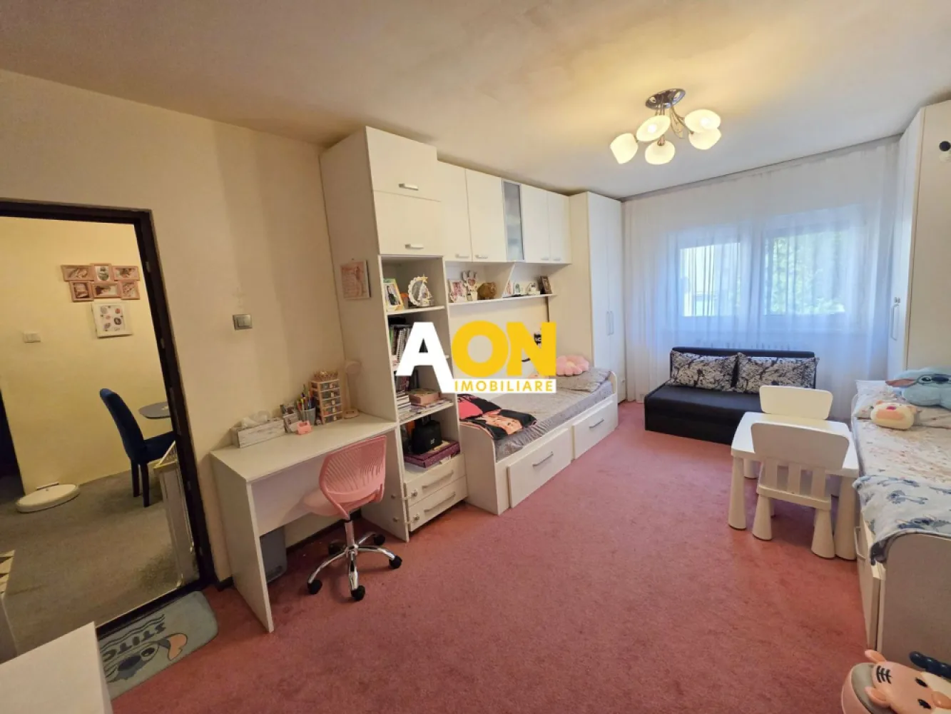 Apartament cu 2 camere, etaj 1, mobilat, utilat, Cetate - Kaufland - AON Imobiliare vă prezintă spre vânzare un apartament cu 2 camere, poziționat excelent în cartierul Cetate, la o distanță foarte mică de Kaufland, Piața Agroalimentară, școală și grădiniță.
Locuința se află la etajul 1 al unui bloc cu 4 etaje, construit în anul 1984.
Caracteristici și Compartimentare:
• Configurație: Decomandat complet, oferind intimitate și confort.
• Suprafață utilă: 50 mp, spațiul fiind optimizat inteligent.
• Compartimentare modificată practic: Bucătăria a fost mutată pe balcon, iar fostul spațiu al bucătăriei a fost transformat într-o zonă primitoare de dining și primire a musafirilor.
• Baie: Dispune de geam pentru aerisire naturală.
Dotări și Finisaje:
• Izolație superioară: Pereții sunt izolați termic atât la exterior, cât și la interior, asigurând costuri reduse la întreținere.
• Confort termic: Centrală termică proprie cu calorifere și instalație de aer condiționat.
• Stare: Renovat, gata de mutare.
Apartamentul se vinde complet mobilat și utilat (cu câteva foarte mici excepții care vor fi discutate la vizionare). Este o proprietate ideală atât pentru locuit, datorită etajului intermediar și a proximității față de toate punctele de interes, cât și pentru investiție.
Pentru mai multe detalii sau pentru a programa o vizionare, nu ezitați să ne contactați!
ID intern: CP3089768