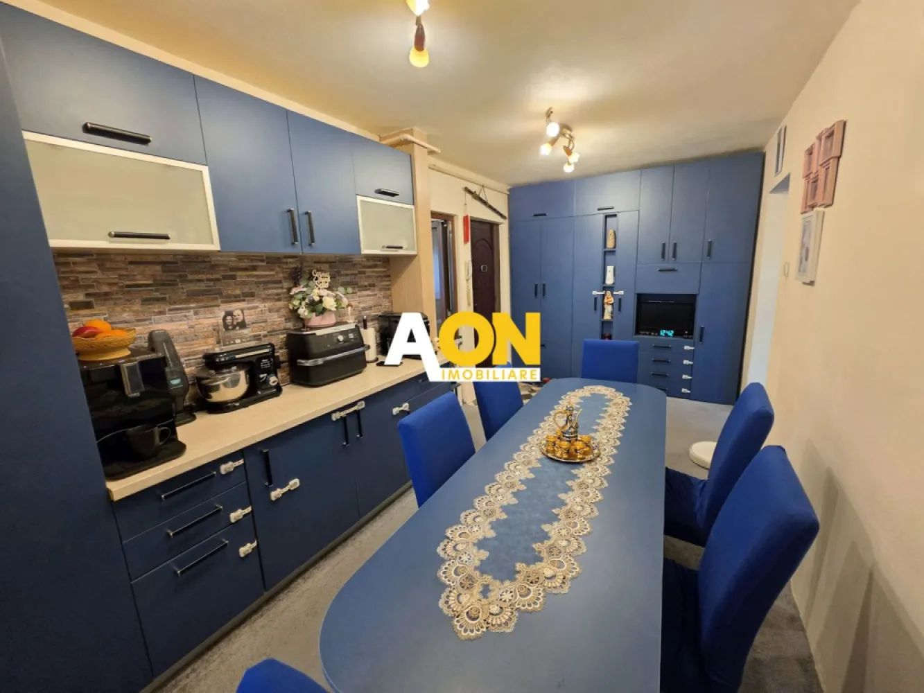 Apartament cu 2 camere, etaj 1, mobilat, utilat, Cetate - Kaufland - AON Imobiliare vă prezintă spre vânzare un apartament cu 2 camere, poziționat excelent în cartierul Cetate, la o distanță foarte mică de Kaufland, Piața Agroalimentară, școală și grădiniță.
Locuința se află la etajul 1 al unui bloc cu 4 etaje, construit în anul 1984.
Caracteristici și Compartimentare:
• Configurație: Decomandat complet, oferind intimitate și confort.
• Suprafață utilă: 50 mp, spațiul fiind optimizat inteligent.
• Compartimentare modificată practic: Bucătăria a fost mutată pe balcon, iar fostul spațiu al bucătăriei a fost transformat într-o zonă primitoare de dining și primire a musafirilor.
• Baie: Dispune de geam pentru aerisire naturală.
Dotări și Finisaje:
• Izolație superioară: Pereții sunt izolați termic atât la exterior, cât și la interior, asigurând costuri reduse la întreținere.
• Confort termic: Centrală termică proprie cu calorifere și instalație de aer condiționat.
• Stare: Renovat, gata de mutare.
Apartamentul se vinde complet mobilat și utilat (cu câteva foarte mici excepții care vor fi discutate la vizionare). Este o proprietate ideală atât pentru locuit, datorită etajului intermediar și a proximității față de toate punctele de interes, cât și pentru investiție.
Pentru mai multe detalii sau pentru a programa o vizionare, nu ezitați să ne contactați!
ID intern: CP3089768