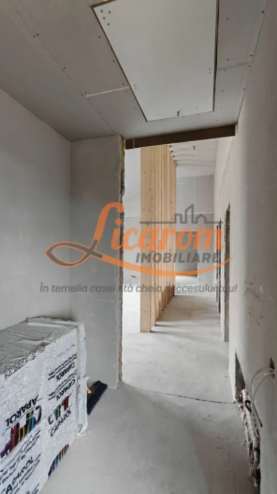 Casa la cheie in CRISTIAN pe Parter, zona de vile,270.000 euro - Agentia Licarom Imobiliare propune spre vanzare o casa, constructie noua in Cristian in apropiere de cartierul Diferit Haus dispusa doar pe PARTER, compusa din 3 dormitoare, 2 bai, living comun cu bucataria, terasa mare la iesirea din living. Constructia este amplasata pe o suprafata de teren de 549 mp. 
Casa se vinde "LA CHEIE", se poate personaliza, cumparatorul putand sa-si aleaga gresia, faianta, parchetul etc.,avand un design interior deosebit, și se preda bransata la gaz,curent, apa si canalizare. 
Momentan casa este in executie, predarea se face in cursul anului 2026. 
Pretul este de 270.000 euro TVA inclus 
Pentru mai multe detalii si vizionari la fata locului,nu ezitati sa ne contactati la telefon: 0741 059 397 Consultant Imobiliar Calin si 0723985424 Consultant Imobiliar Liliana.