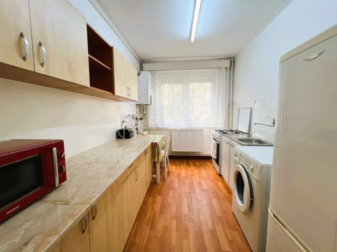 Apartament 2 camere | Aleea Carpați | Etaj 1 | Balcon 9 mp - Vă propunem spre vânzare un apartament cu 2 camere, situat în zona Aleea Carpați, una dintre cele mai apreciate zone din Târgu Mureș pentru liniște, verdeață și accesibilitate.

📍 Poziționat la etajul 1 din 4, apartamentul beneficiază de o localizare excelentă, aproape de tot ce contează: Centrul orașului, Complexul Weekend, Bazinul olimpic, Faleza Mureșului, grădiniță și școală, UMF și spitale.

🔹 Detalii proprietate: 2 camere, bucătărie, debara, baie, compartimentare semidecomandată, balcon generos de 9 mp

Apartamentul oferă un spațiu bine proporționat și luminos, fiind ideal atât pentru locuit, cât și pentru investiție.

Proprietatea necesită renovare, oferind posibilitatea amenajării după propriul gust și stil.

Un apartament cu poziționare foarte bună, într-o zonă foarte liniștită și verde, cu cerere constantă și acces rapid către facilitățile importante ale orașului.

Promisiunea Prime Properties: Vă oferim siguranță, transparență și servicii impecabile pe tot parcursul drumului către casa ideală. Dacă această proprietate nu corespunde nevoilor dumneavoastră, lăsați-ne să găsim alternativa potrivită stilului dumneavoastră de viață.
Pentru informații suplimentare și programarea unei vizionări, vă rugăm să ne contactați.