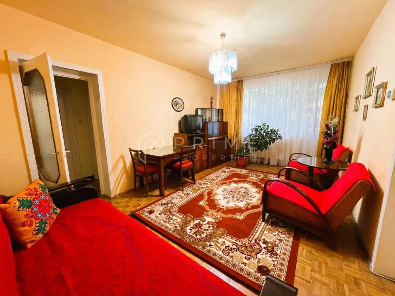 Apartament 2 camere | Aleea Carpați | Etaj 1 | Balcon 9 mp - Vă propunem spre vânzare un apartament cu 2 camere, situat în zona Aleea Carpați, una dintre cele mai apreciate zone din Târgu Mureș pentru liniște, verdeață și accesibilitate.

📍 Poziționat la etajul 1 din 4, apartamentul beneficiază de o localizare excelentă, aproape de tot ce contează: Centrul orașului, Complexul Weekend, Bazinul olimpic, Faleza Mureșului, grădiniță și școală, UMF și spitale.

🔹 Detalii proprietate: 2 camere, bucătărie, debara, baie, compartimentare semidecomandată, balcon generos de 9 mp

Apartamentul oferă un spațiu bine proporționat și luminos, fiind ideal atât pentru locuit, cât și pentru investiție.

Proprietatea necesită renovare, oferind posibilitatea amenajării după propriul gust și stil.

Un apartament cu poziționare foarte bună, într-o zonă foarte liniștită și verde, cu cerere constantă și acces rapid către facilitățile importante ale orașului.

Promisiunea Prime Properties: Vă oferim siguranță, transparență și servicii impecabile pe tot parcursul drumului către casa ideală. Dacă această proprietate nu corespunde nevoilor dumneavoastră, lăsați-ne să găsim alternativa potrivită stilului dumneavoastră de viață.
Pentru informații suplimentare și programarea unei vizionări, vă rugăm să ne contactați.