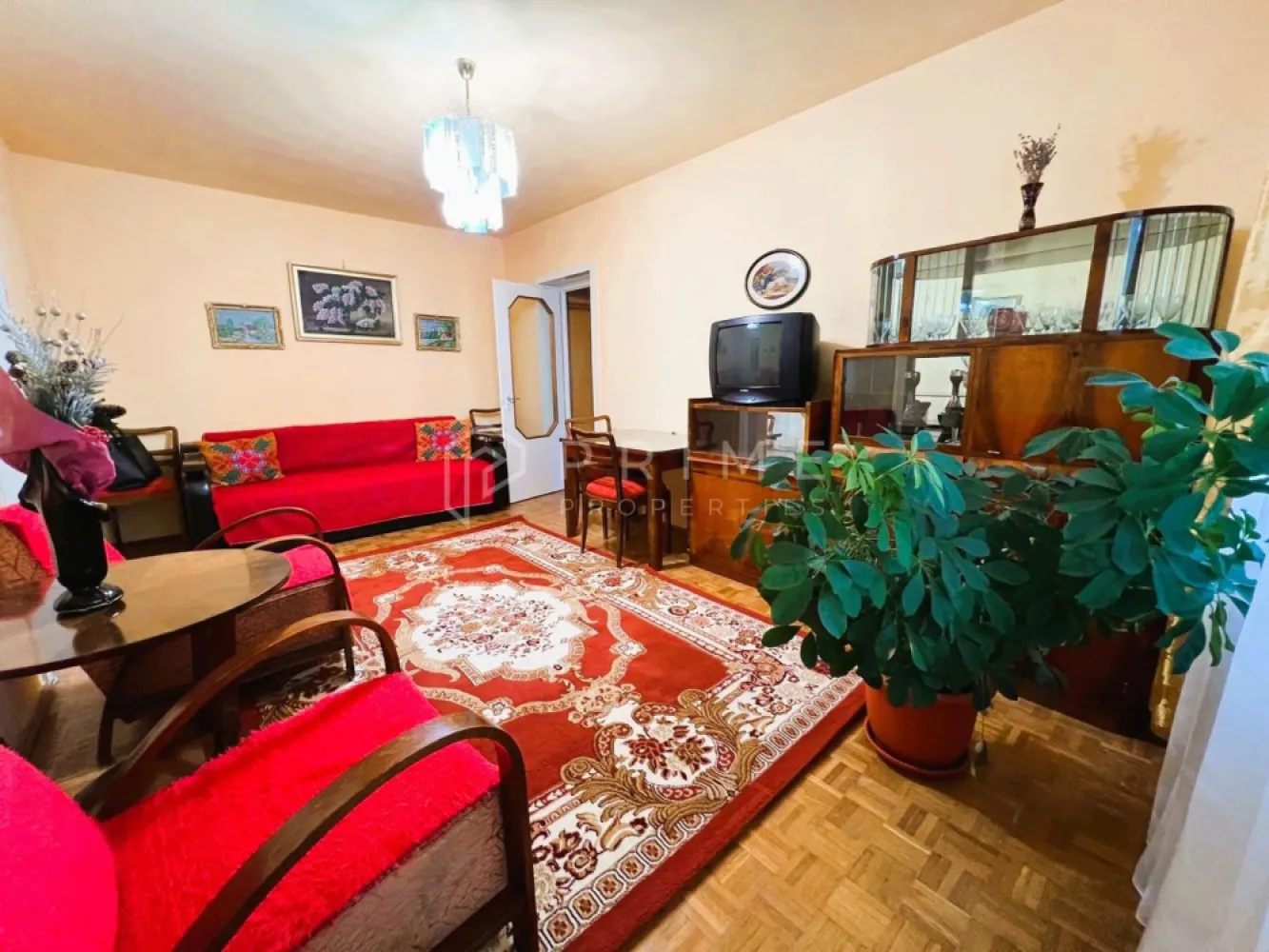 Apartament 2 camere | Aleea Carpați | Etaj 1 | Balcon 9 mp - Vă propunem spre vânzare un apartament cu 2 camere, situat în zona Aleea Carpați, una dintre cele mai apreciate zone din Târgu Mureș pentru liniște, verdeață și accesibilitate.

📍 Poziționat la etajul 1 din 4, apartamentul beneficiază de o localizare excelentă, aproape de tot ce contează: Centrul orașului, Complexul Weekend, Bazinul olimpic, Faleza Mureșului, grădiniță și școală, UMF și spitale.

🔹 Detalii proprietate: 2 camere, bucătărie, debara, baie, compartimentare semidecomandată, balcon generos de 9 mp

Apartamentul oferă un spațiu bine proporționat și luminos, fiind ideal atât pentru locuit, cât și pentru investiție.

Proprietatea necesită renovare, oferind posibilitatea amenajării după propriul gust și stil.

Un apartament cu poziționare foarte bună, într-o zonă foarte liniștită și verde, cu cerere constantă și acces rapid către facilitățile importante ale orașului.

Promisiunea Prime Properties: Vă oferim siguranță, transparență și servicii impecabile pe tot parcursul drumului către casa ideală. Dacă această proprietate nu corespunde nevoilor dumneavoastră, lăsați-ne să găsim alternativa potrivită stilului dumneavoastră de viață.
Pentru informații suplimentare și programarea unei vizionări, vă rugăm să ne contactați.