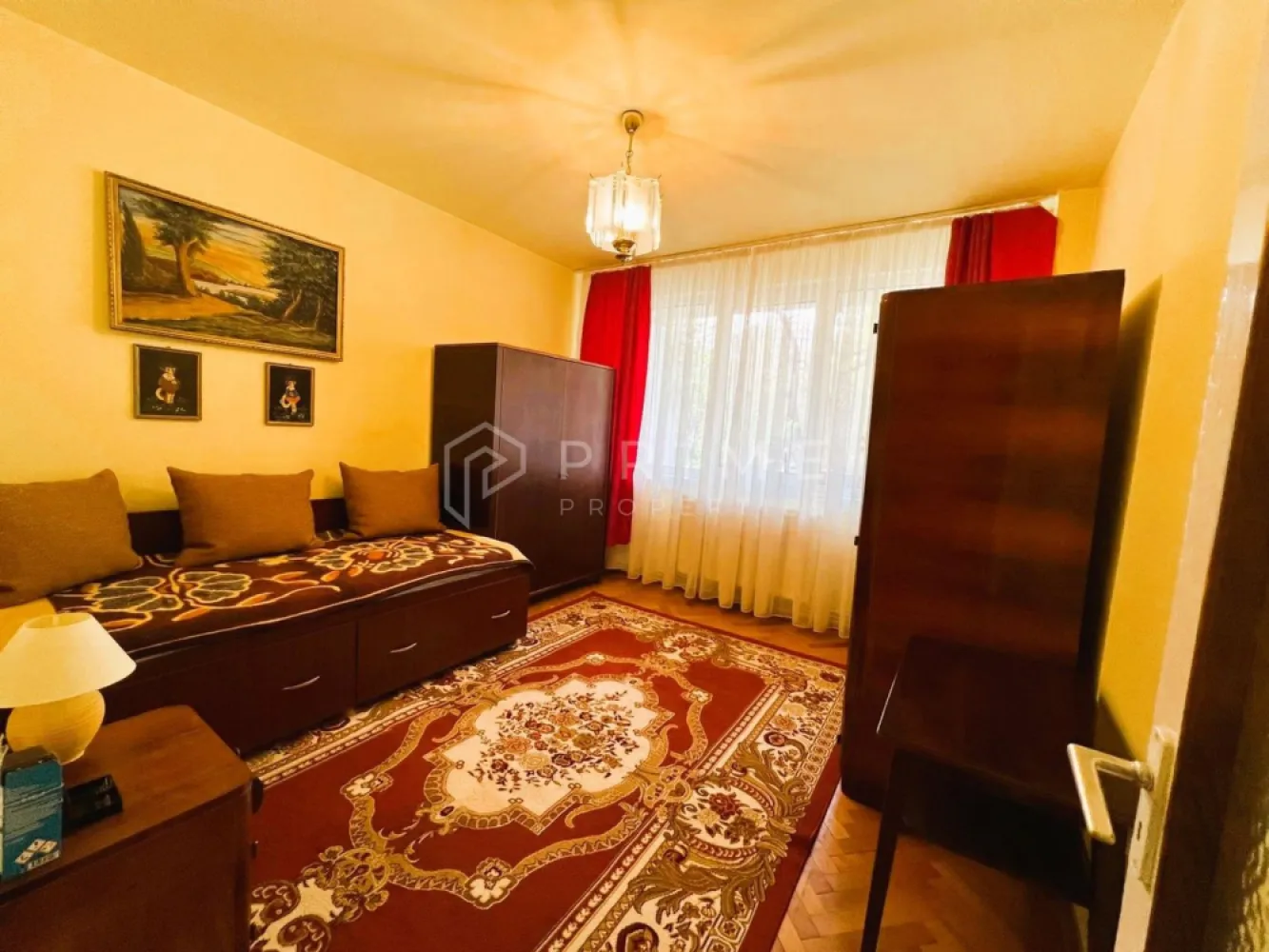 Apartament 2 camere | Aleea Carpați | Etaj 1 | Balcon 9 mp - Vă propunem spre vânzare un apartament cu 2 camere, situat în zona Aleea Carpați, una dintre cele mai apreciate zone din Târgu Mureș pentru liniște, verdeață și accesibilitate.

📍 Poziționat la etajul 1 din 4, apartamentul beneficiază de o localizare excelentă, aproape de tot ce contează: Centrul orașului, Complexul Weekend, Bazinul olimpic, Faleza Mureșului, grădiniță și școală, UMF și spitale.

🔹 Detalii proprietate: 2 camere, bucătărie, debara, baie, compartimentare semidecomandată, balcon generos de 9 mp

Apartamentul oferă un spațiu bine proporționat și luminos, fiind ideal atât pentru locuit, cât și pentru investiție.

Proprietatea necesită renovare, oferind posibilitatea amenajării după propriul gust și stil.

Un apartament cu poziționare foarte bună, într-o zonă foarte liniștită și verde, cu cerere constantă și acces rapid către facilitățile importante ale orașului.

Promisiunea Prime Properties: Vă oferim siguranță, transparență și servicii impecabile pe tot parcursul drumului către casa ideală. Dacă această proprietate nu corespunde nevoilor dumneavoastră, lăsați-ne să găsim alternativa potrivită stilului dumneavoastră de viață.
Pentru informații suplimentare și programarea unei vizionări, vă rugăm să ne contactați.