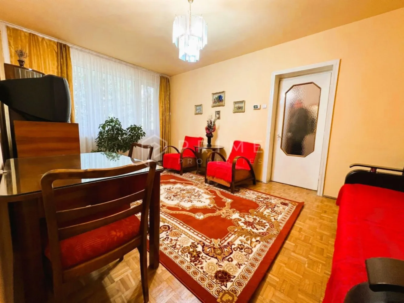 Apartament 2 camere | Aleea Carpați | Etaj 1 | Balcon 9 mp - Vă propunem spre vânzare un apartament cu 2 camere, situat în zona Aleea Carpați, una dintre cele mai apreciate zone din Târgu Mureș pentru liniște, verdeață și accesibilitate.

📍 Poziționat la etajul 1 din 4, apartamentul beneficiază de o localizare excelentă, aproape de tot ce contează: Centrul orașului, Complexul Weekend, Bazinul olimpic, Faleza Mureșului, grădiniță și școală, UMF și spitale.

🔹 Detalii proprietate: 2 camere, bucătărie, debara, baie, compartimentare semidecomandată, balcon generos de 9 mp

Apartamentul oferă un spațiu bine proporționat și luminos, fiind ideal atât pentru locuit, cât și pentru investiție.

Proprietatea necesită renovare, oferind posibilitatea amenajării după propriul gust și stil.

Un apartament cu poziționare foarte bună, într-o zonă foarte liniștită și verde, cu cerere constantă și acces rapid către facilitățile importante ale orașului.

Promisiunea Prime Properties: Vă oferim siguranță, transparență și servicii impecabile pe tot parcursul drumului către casa ideală. Dacă această proprietate nu corespunde nevoilor dumneavoastră, lăsați-ne să găsim alternativa potrivită stilului dumneavoastră de viață.
Pentru informații suplimentare și programarea unei vizionări, vă rugăm să ne contactați.