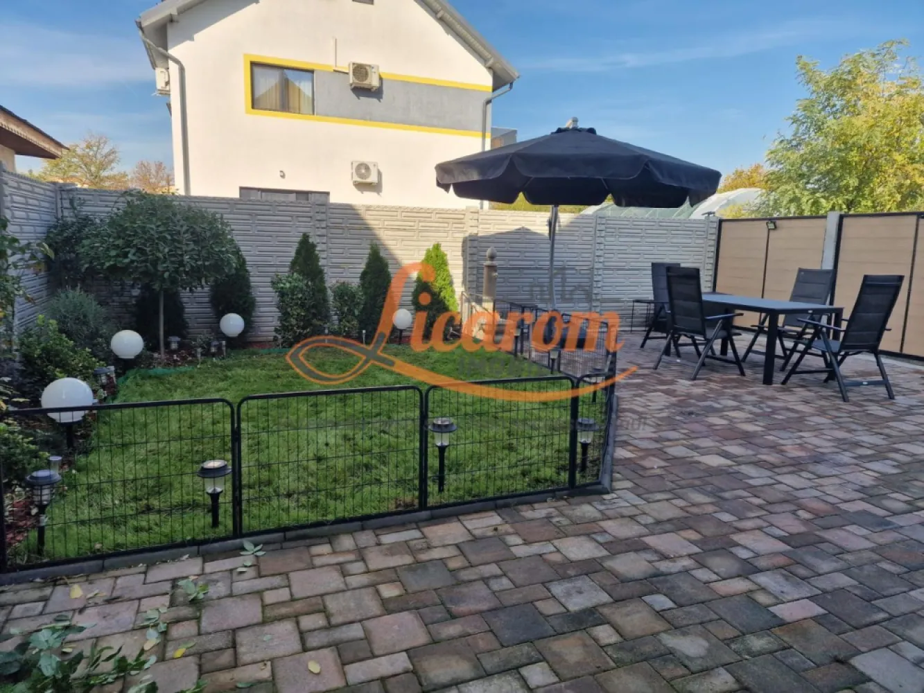 Duplex la cheie P+1+M in Alexandria,jud Teleorman,190000Euro - Agentia Licarom Imobiliare propune spre vanzare o vila tip duplex desfasurata pe P+1+M , in localitatea Alexandria, judetul Teleorman,intr-un cartier nou si linistit. 
Anul constructiei este 2022 iar din anul 2023 a fost locuita. 
La Parter avem o living comun cu bucataria, o baie si casa scarii , la etajul 1 avem trei dormitoare si o baie iar la mansarda avem un dresing, spalatoria cu uscatorie si o camera. 
Amprenta la sol este de 54 mp, care se continua la fel si pe etaj si mansarda, iar curtea libera este de 90 mp.
Casa se vinde mobilata si utilata.
Pentru mai multe detalii sau programari la vizionare, nu ezitati sa ne contactati la tekefon 0741059397 Condultant imobiliar Calin.