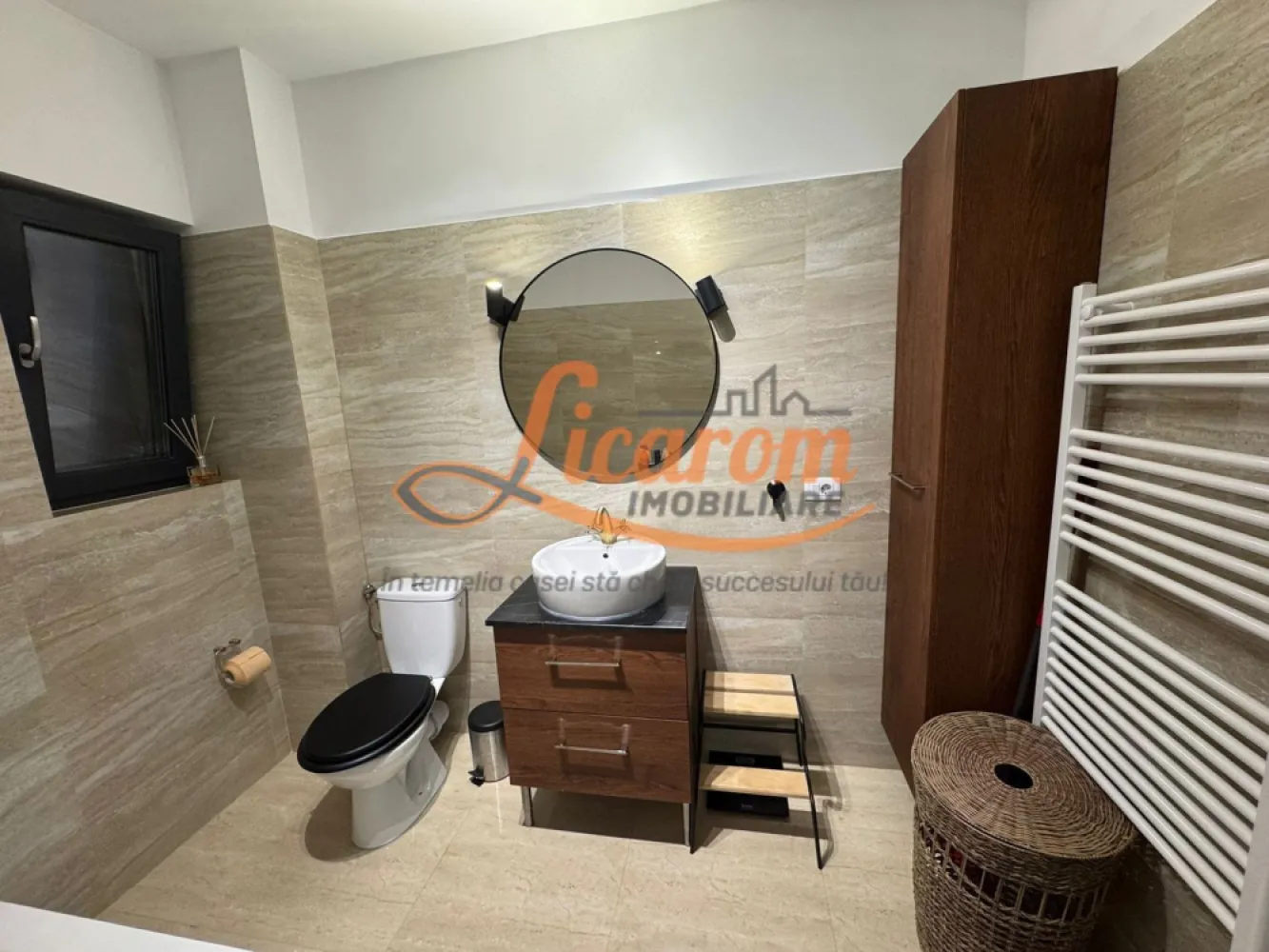 Duplex la cheie P+1+M in Alexandria,jud Teleorman,190000Euro - Agentia Licarom Imobiliare propune spre vanzare o vila tip duplex desfasurata pe P+1+M , in localitatea Alexandria, judetul Teleorman,intr-un cartier nou si linistit. 
Anul constructiei este 2022 iar din anul 2023 a fost locuita. 
La Parter avem o living comun cu bucataria, o baie si casa scarii , la etajul 1 avem trei dormitoare si o baie iar la mansarda avem un dresing, spalatoria cu uscatorie si o camera. 
Amprenta la sol este de 54 mp, care se continua la fel si pe etaj si mansarda, iar curtea libera este de 90 mp.
Casa se vinde mobilata si utilata.
Pentru mai multe detalii sau programari la vizionare, nu ezitati sa ne contactati la tekefon 0741059397 Condultant imobiliar Calin.
