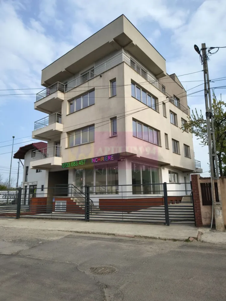 Clădire cu folosință mixtă (comercial și rezidențial) - Chiar lângă pasajul Theodor Pallady, cu acces facil spre zona comercială Theodor Pallady (Ikea, Jumbo, Carrefour, Leroy Merlin și altele), spre A2(București-Constanța), spre DNCB (Centura București) și spre cartierul Cățelu din Ilfov. Construcție 2007-2008 cu o structură solidă pe cadre de beton armat, fiecare nivel fiind proiectat pentru a permite orice compartimentare, este un imobil de tip camelon a cărui compartimentare se poate schimba dacă situația o impune pentru fiecare nivel. În acest moment compartimentarea este în mare parte pe structură ușoară la parter și etajul 3 iar la etajele 1 și 2 avem open-space, la aceste etaje fiind vizibil cu ochiul liber tot ceea ce tine de structură, deci cumpărați în cunoștință de cauză un imobil solid, elegant și bine amplasat. Deasupra etajului 3 avem o frumoasă terasă cu o priveliște superbă asupra orașului și a zonei de proximitate. Demisolul este închiriat deja, se va închiria și parterul restul imobilului fiind liber, propus deasemenea spre închiriere. Suprafața utilă pe fiecare nivel este de peste 140-150 mp. Imobilul se pretează pentru orice tip de activitate, parterul dispune de o vitrină generoasă și se pretează pentru activități comerciale, dar se poate folosi și pentru activități de birou sau activități lucrative, imobilul beneficiind de racord la curent trifazat. Se pretează și pentru activități de tip educațional de tip școală privată, grădiniță sau after-school, locația fiind tranzitată de părinții care în drum spre și de la job îi pot lăsa pe cei mici la acest imobil. Nu se percepe TVA, proprietarul este persoană juridică neplătitoare de TVA, se dorește în schimb seriozitate și evident bonitate. Pentru mai multe informații și programarea de vizionări nu ezitați să mă contactați, Daniel, Apulum94. Comisionul agenției este de 3% negociabil pentru acest imobil de excepție oferit la un preț foarte bun. La vizionare se semnează formularul agenției.