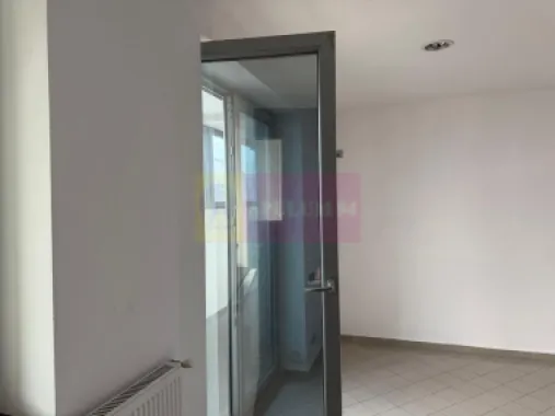 Clădire cu folosință mixtă (comercial și rezidențial)