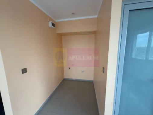 Clădire cu folosință mixtă (comercial și rezidențial)