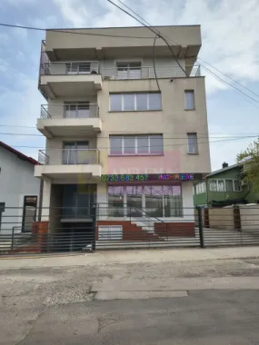 Clădire cu folosință mixtă (comercial și rezidențial)