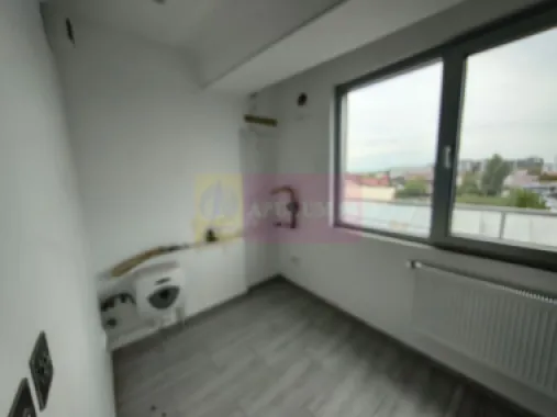 Clădire cu folosință mixtă (comercial și rezidențial)