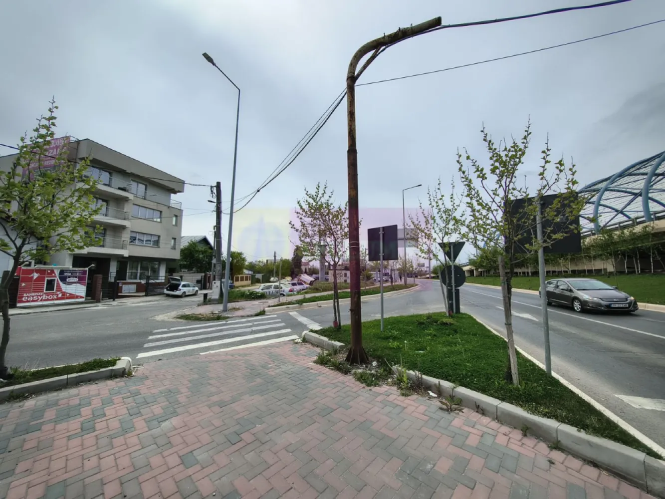 Clădire cu folosință mixtă (comercial și rezidențial)