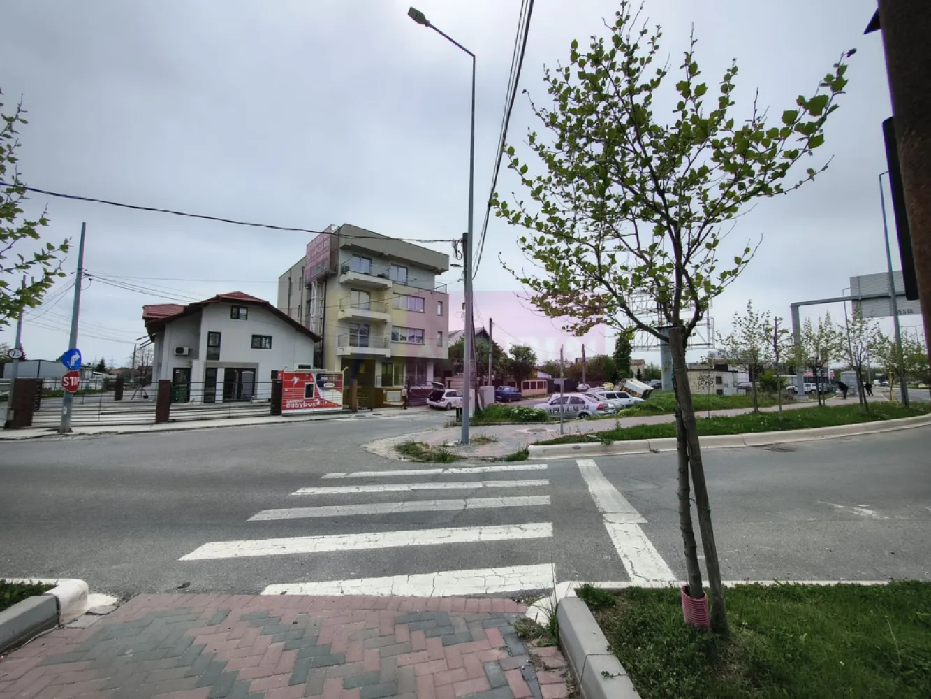 Clădire cu folosință mixtă (comercial și rezidențial)