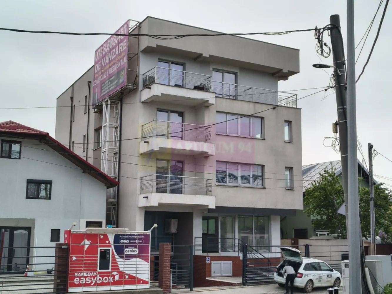 Clădire cu folosință mixtă (comercial și rezidențial)