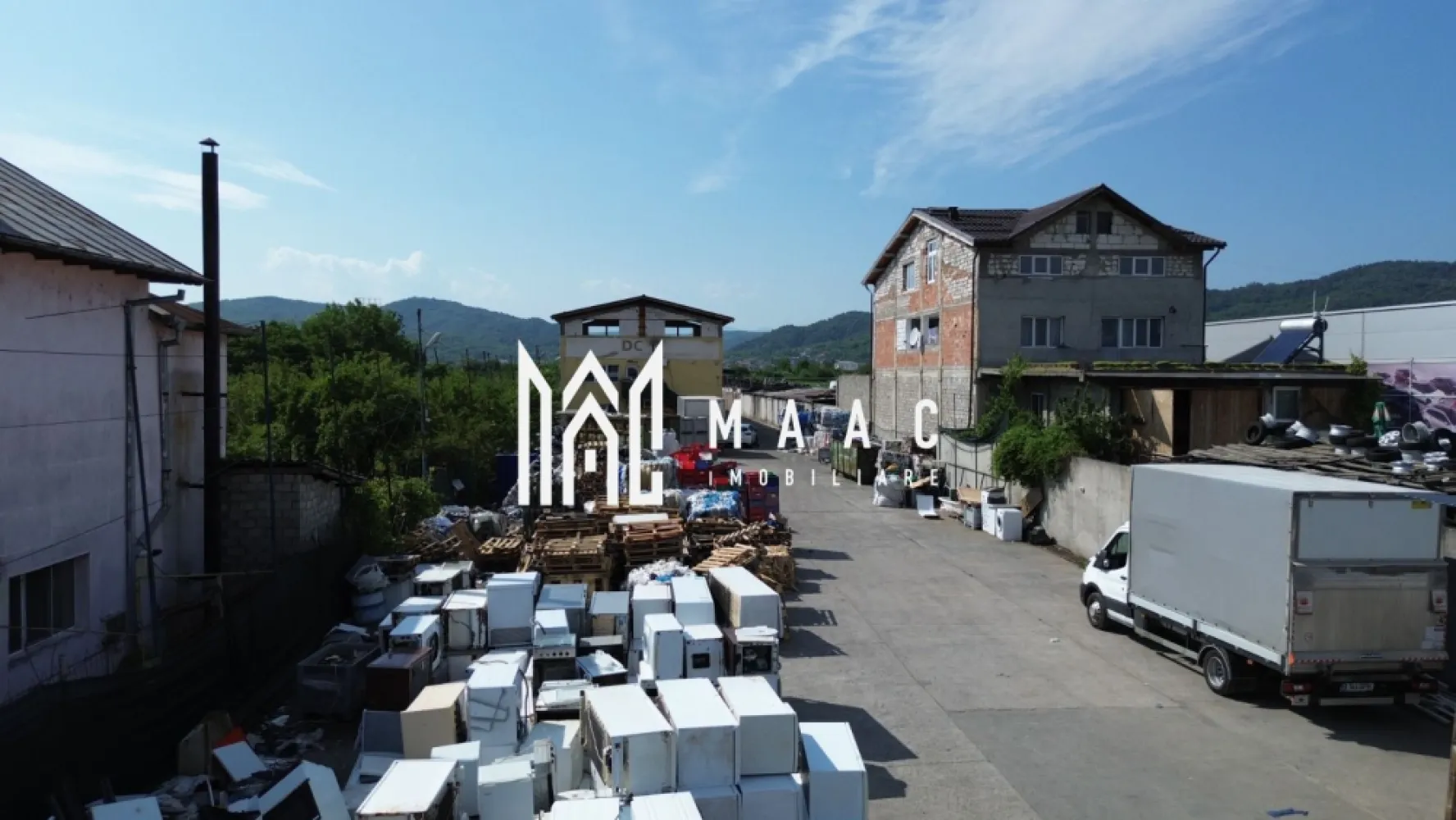 Hala 1330 MP| Raureni | Spatiu depozitare - 𝐃𝐞𝐩𝐨𝐳𝐢𝐭 𝐋𝐨𝐠𝐢𝐬𝐭𝐢𝐜 | 𝐇𝐚𝐥ă 𝐏𝐫𝐨𝐝𝐮𝐜ț𝐢𝐞 

Râureni , Râmnicu Vâlcea 

Detalii generale:
Amplasare premium – pe DN64 (drum cu 4 benzi), principalul acces spre oraș

Hală industrială / depozitare: 1.000 mp utili/ 1330 mp 

Posibilitate extindere: încă 1.000 mp hală suplimentară

Clădire birouri: P+2 

Spații anexe: 300 mp (birouri, vestiare, dușuri)

Facilități logistice:
Platformă betonată acces / intrare: 1.000 mp

Spațiu de depozitare exterioară: 1.500 mp

6 uși industriale + rampă pentru TIR-uri

2 linii electrice independente de mare putere

Încălzire centralizată din rețeaua magistrală CET Govora

Utilități complete: apă curentă, canalizare

Posibilitate de extindere cu 3000 MP de teren la un pret avantajos

Pentru mai multe detalii sau pentru programarea unei vizionări, vă invităm să contactați MAAC Imobiliare.

ID: CP2872622