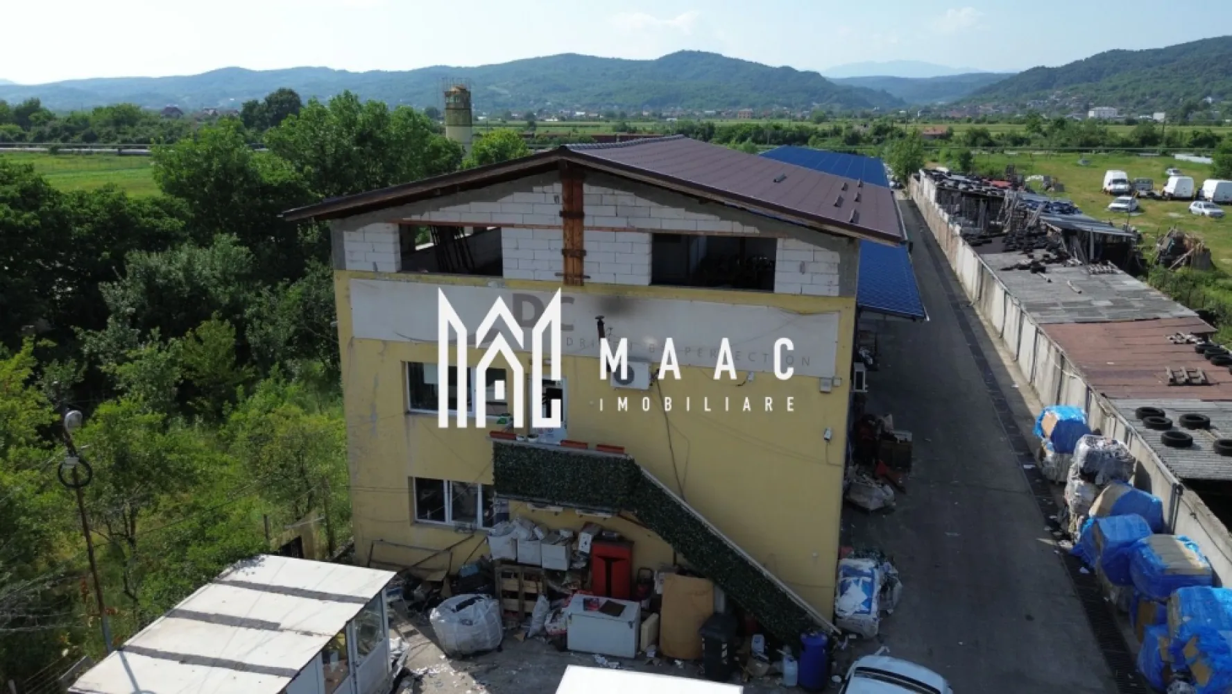 Hala 1330 MP| Raureni | Spatiu depozitare - 𝐃𝐞𝐩𝐨𝐳𝐢𝐭 𝐋𝐨𝐠𝐢𝐬𝐭𝐢𝐜 | 𝐇𝐚𝐥ă 𝐏𝐫𝐨𝐝𝐮𝐜ț𝐢𝐞 

Râureni , Râmnicu Vâlcea 

Detalii generale:
Amplasare premium – pe DN64 (drum cu 4 benzi), principalul acces spre oraș

Hală industrială / depozitare: 1.000 mp utili/ 1330 mp 

Posibilitate extindere: încă 1.000 mp hală suplimentară

Clădire birouri: P+2 

Spații anexe: 300 mp (birouri, vestiare, dușuri)

Facilități logistice:
Platformă betonată acces / intrare: 1.000 mp

Spațiu de depozitare exterioară: 1.500 mp

6 uși industriale + rampă pentru TIR-uri

2 linii electrice independente de mare putere

Încălzire centralizată din rețeaua magistrală CET Govora

Utilități complete: apă curentă, canalizare

Posibilitate de extindere cu 3000 MP de teren la un pret avantajos

Pentru mai multe detalii sau pentru programarea unei vizionări, vă invităm să contactați MAAC Imobiliare.

ID: CP2872622