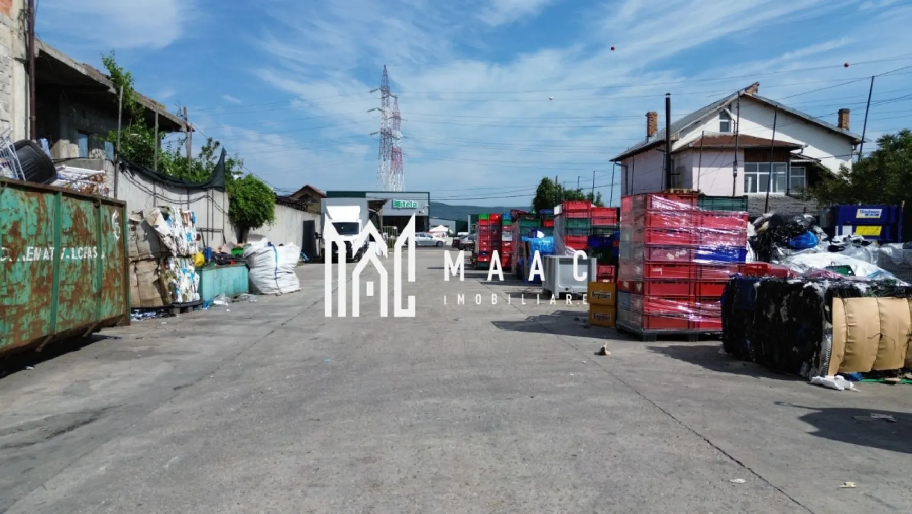 Hala 1330 MP| Raureni | Spatiu depozitare - 𝐃𝐞𝐩𝐨𝐳𝐢𝐭 𝐋𝐨𝐠𝐢𝐬𝐭𝐢𝐜 | 𝐇𝐚𝐥ă 𝐏𝐫𝐨𝐝𝐮𝐜ț𝐢𝐞 

Râureni , Râmnicu Vâlcea 

Detalii generale:
Amplasare premium – pe DN64 (drum cu 4 benzi), principalul acces spre oraș

Hală industrială / depozitare: 1.000 mp utili/ 1330 mp 

Posibilitate extindere: încă 1.000 mp hală suplimentară

Clădire birouri: P+2 

Spații anexe: 300 mp (birouri, vestiare, dușuri)

Facilități logistice:
Platformă betonată acces / intrare: 1.000 mp

Spațiu de depozitare exterioară: 1.500 mp

6 uși industriale + rampă pentru TIR-uri

2 linii electrice independente de mare putere

Încălzire centralizată din rețeaua magistrală CET Govora

Utilități complete: apă curentă, canalizare

Posibilitate de extindere cu 3000 MP de teren la un pret avantajos

Pentru mai multe detalii sau pentru programarea unei vizionări, vă invităm să contactați MAAC Imobiliare.

ID: CP2872622