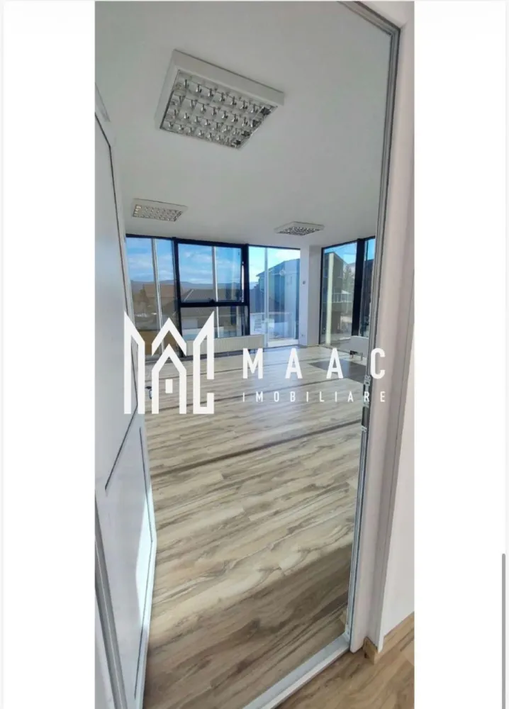 Spatiu Comercial | Nord| 760MP | Pretabil Clinica - MAAC Imobiliare vă propune spre inchiriere o clădire de birouri / spațiu comercial, ideală pentru clinică medicală, situată într-o zonă premium din Râmnicu Vâlcea, pe Calea lui Traian, în imediata vecinătate a Spitalul Județean de Urgență Vâlcea.

Imobilul este construit în anul 2012, are regim de înălțime P+2 și dispune de o suprafață totală utilă de 760 mp, fiind amplasat pe un teren cu suprafața totală de 626 mp, la care se adaugă 628 mp teren aferent exclusiv construcției.

Suprafață construită la sol: 280,7 mp
Acces: 2 intrări independente – ideal pentru circuite separate (pacienți/personal)
Destinație: clinică medicală, cabinete individuale, centru de recuperare, spații de birouri, activități comerciale

Un avantaj major al proprietății îl reprezintă parcarea generoasă:

* 12 locuri de parcare private, cu acces securizat prin barieră
* 14 locuri de parcare publice, disponibile în imediata apropiere

Datorită poziționării excelente, vizibilității foarte bune și proximității față de unități medicale și instituții publice, această clădire reprezintă o oportunitate solidă de investiție, fiind ideală atât pentru desfășurarea directă a unei activități medicale, cât și pentru achiziție cu scop investițional.

Pentru detalii suplimentare și vizionări, MAAC Imobiliare vă stă la dispoziție.

CP2873284