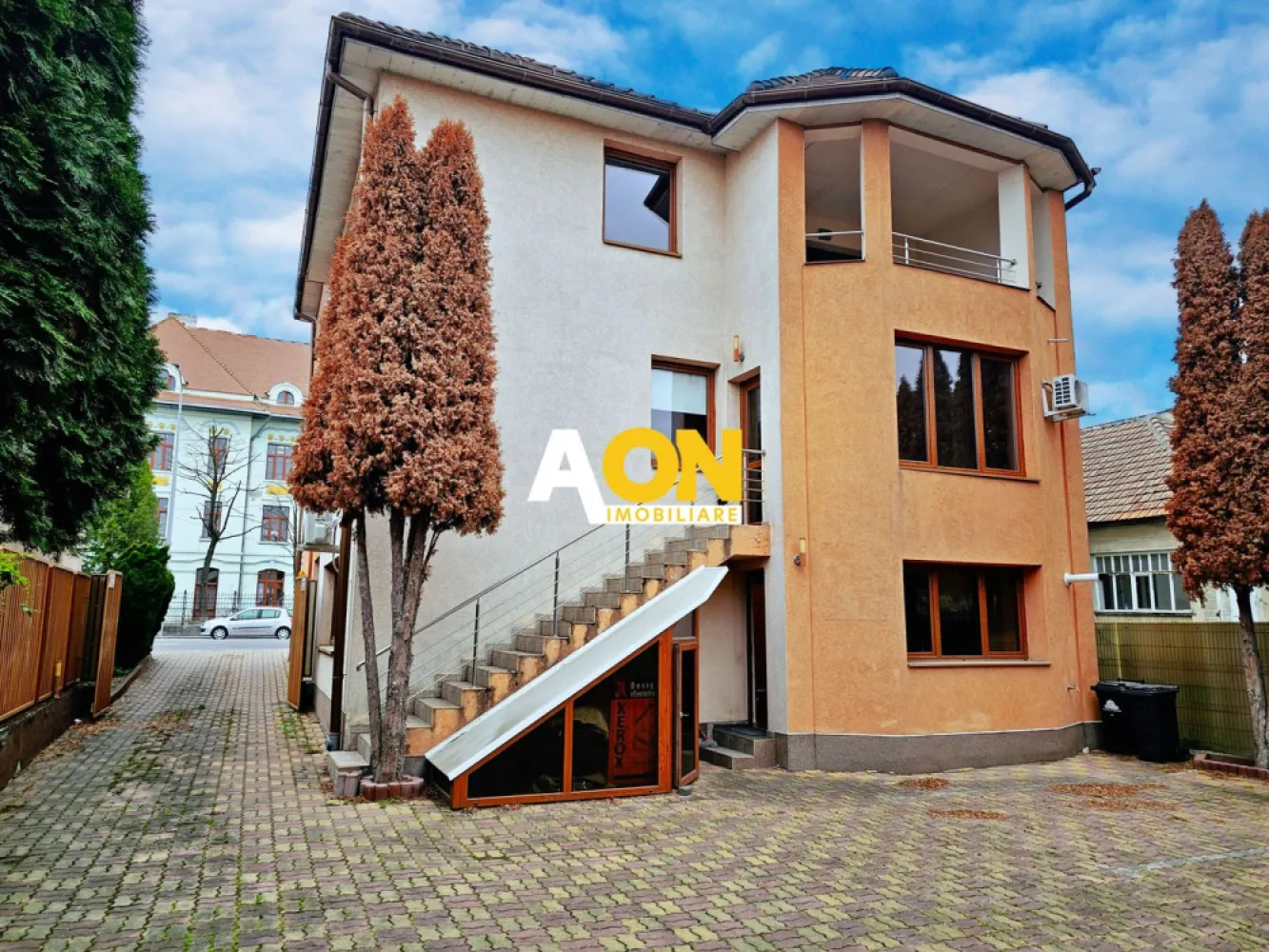 Cladire de birouri P+2, zona HCC - Cetatea Alba Carolina - AON Imobiliare vă prezintă o oportunitate unică de investiție: clădire de birouri de vânzare, situată în zona Cetății Alba Carolina, vis-a-vis de Colegiul HCC.
Localizare premium în municipiul Alba Iulia, la doar câțiva pași de Parcul Unirii, Catedrala Reîntregirii și Cetatea Alba Carolina. Poziția strategică oferă expunere excelentă, fiind ideală pentru orice activitate de birou.
Imobilul este dispus pe 3 niveluri, oferind un spațiu generos și compartimentare eficientă:
• 11 camere spațioase
• 5 băi
• 1 oficiu
• 1 balcon tip terasă cu o priveliște superbă
• 4 intrări separate, facilitând accesul din diferite zone
Suprafață și teren:
• Suprafață construită: 363 mp
• Suprafață utilă: 254 mp
• Amprentă la sol: 120 mp
• Teren total: 343 mp cu deschidere de 13 ml
• Parcare privată în curte
Construită în 2007, clădirea este foarte eficientă energetic (certificată clasa A), beneficiind de:
- Izolație termică exterioară
- Geamuri termopan
- Sistem de aer condiționat
- Centrală termică proprie
- Contorizare separată pentru fiecare etaj
- Cablaje pentru TV și internet în fiecare cameră + cameră server
Localizare premium în municipiul Alba Iulia, la doar câțiva pași de Parcul Unirii, Catedrala Reîntregirii și Cetatea Alba Carolina. Poziția strategică oferă expunere excelentă, fiind ideală pentru orice activitate de birou.
Se acceptă o ușoară negociere.
Pentru mai multe detalii și programarea unei vizionări, nu ezitati să ne contactați!
 ID intern: CP1532638