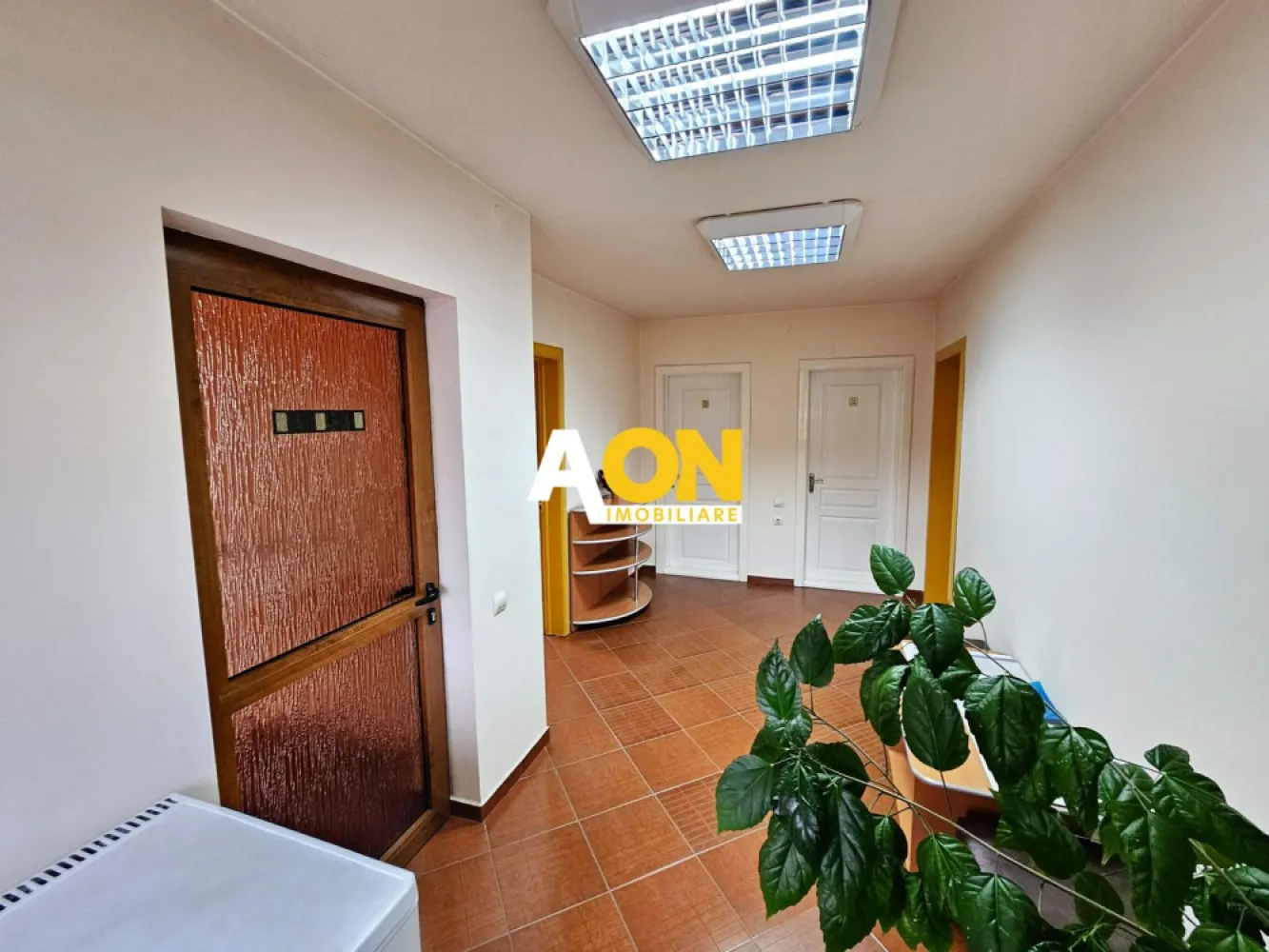 Cladire de birouri P+2, zona HCC - Cetatea Alba Carolina - AON Imobiliare vă prezintă o oportunitate unică de investiție: clădire de birouri de vânzare, situată în zona Cetății Alba Carolina, vis-a-vis de Colegiul HCC.
Localizare premium în municipiul Alba Iulia, la doar câțiva pași de Parcul Unirii, Catedrala Reîntregirii și Cetatea Alba Carolina. Poziția strategică oferă expunere excelentă, fiind ideală pentru orice activitate de birou.
Imobilul este dispus pe 3 niveluri, oferind un spațiu generos și compartimentare eficientă:
• 11 camere spațioase
• 5 băi
• 1 oficiu
• 1 balcon tip terasă cu o priveliște superbă
• 4 intrări separate, facilitând accesul din diferite zone
Suprafață și teren:
• Suprafață construită: 363 mp
• Suprafață utilă: 254 mp
• Amprentă la sol: 120 mp
• Teren total: 343 mp cu deschidere de 13 ml
• Parcare privată în curte
Construită în 2007, clădirea este foarte eficientă energetic (certificată clasa A), beneficiind de:
- Izolație termică exterioară
- Geamuri termopan
- Sistem de aer condiționat
- Centrală termică proprie
- Contorizare separată pentru fiecare etaj
- Cablaje pentru TV și internet în fiecare cameră + cameră server
Localizare premium în municipiul Alba Iulia, la doar câțiva pași de Parcul Unirii, Catedrala Reîntregirii și Cetatea Alba Carolina. Poziția strategică oferă expunere excelentă, fiind ideală pentru orice activitate de birou.
Se acceptă o ușoară negociere.
Pentru mai multe detalii și programarea unei vizionări, nu ezitati să ne contactați!
 ID intern: CP1532638