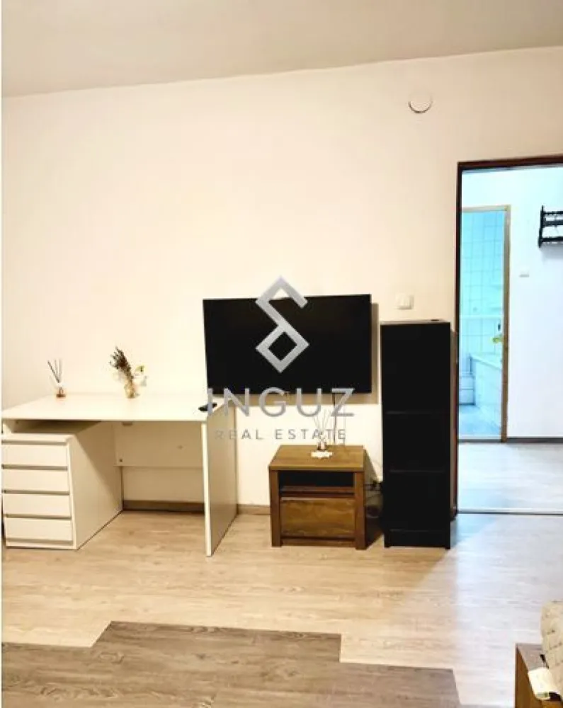 Garsonieră modernă de închiriat – Tei, Sector 2, București - Garsonieră modernă de închiriat – Tei, Sector 2, București ⬇️ العربية بالأسفل ⬇️
370 € / lună | 42 mp | 5 minute de UTCB

Garsonieră spațioasă, complet mobilată și utilată, gata pentru mutare imediată. Ideală pentru studenți sau pentru o persoană care caută confort și acces rapid către facultate și mijloace de transport.

Detalii apartament:
• Suprafață: 42 mp
• Etaj: Parter / 10
• Încălzire centralizată
• Bucătărie separată
• Debara
• Lift
• Disponibilă imediat
• Se acceptă studenți

Complet utilată:
• Aragaz
• Frigider
• Cuptor cu microunde
• Mașină de spălat
• Uscător de rufe
• Pat
• Canapea
• Dulap
• TV
• Comode și spații multiple de depozitare

Locație:
Str. Alexandru cel Bun nr. 12
La doar 5 minute de mers pe jos de UTCB

Preț:
• 370 € chirie
• 370 € garanție
• + 50% comision agenție

━━━━━━━━━━━━━━

استوديو حديث للإيجار – تي، القطاع 2، بوخارست

370 يورو / الشهر | 42 متر | 5 دقائق من UTCB

استوديو واسع ومجهز بالكامل، جاهز للسكن فوراً، مناسب جداً للطلاب أو لشخص يبحث عن الراحة وموقع قريب من الجامعة والمواصلات.

تفاصيل الشقة:
• 42 متر مربع
• طابق أرضي من 10
• تدفئة مركزية
• مطبخ منفصل
• غرفة تخزين
• مصعد
• متاح فوراً
• مناسب للطلاب

مجهزة بالكامل:
• غاز
• ثلاجة
• ميكروويف
• غسالة ملابس
• نشافة
• سرير
• كنبة
• خزانة
• تلفزيون
• مساحات تخزين متعددة

العنوان:
Str. Alexandru cel Bun nr. 12
فقط 5 دقائق مشياً من جامعة UTCB

السعر:
• 370 يورو إيجار
• 370 يورو تأمين
• + 50% عمولة المكتب
