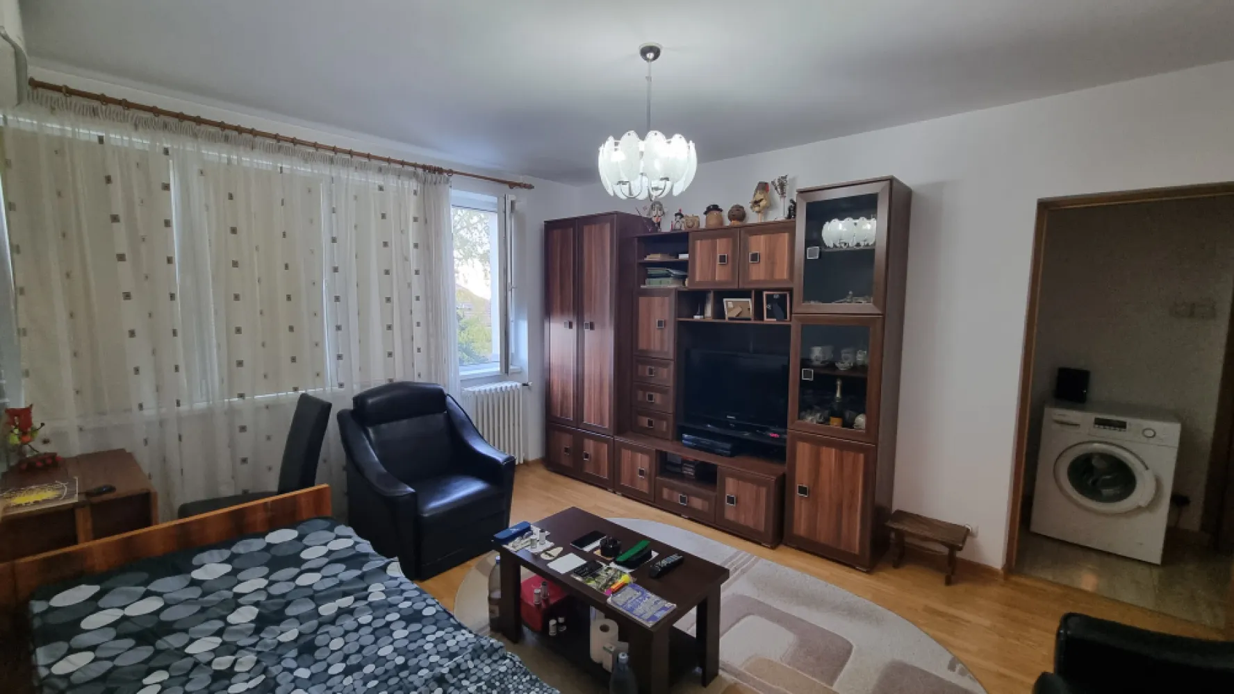 Apartament 3 camere Stefan cel Mare - Vă propun spre vânzare un apartament cu 3 camere, semidecomandat, situat pe Șoseaua Ștefan cel Mare la intersectia cu Lizeanu,intr-un bloc finalizat in 1964. Blocul este reabilitat termic, oferind un plus de confort și eficiență energetică.Apartamentul are o suprafață totală de 61,27 mp și beneficiază de vedere pe ambele părți, asigurând lumină naturală pe tot parcursul zilei. Livingul, bucătăria și un dormitor sunt orientate către spatele blocului, într-o zonă mai liniștită, iar cel de-al doilea dormitor are vedere către față.Locuința este dotată cu aer condiționat în fiecare cameră și se vinde parțial mobilată, fiind potrivită atât pentru locuire, cât și pentru investiție.Un avantaj major al proprietății îl reprezintă poziționarea excelentă, cu acces imediat la mijloacele de transport în comun: stații STB în imediata apropiere și metrou la câteva minute de mers pe jos. Zona oferă acces rapid către magazine, școli, farmacii, restaurante și alte puncte de interes urban.Mențiune: imobilul este încadrat în clasa de urgență U2, nu poate fi achiziționat prin credit bancar, tranzacția fiind posibilă doar cu plata din surse proprii.Pentru mai multe detalii precum si stabilirea unei intalniri de vizionare va stau la dispozitie.