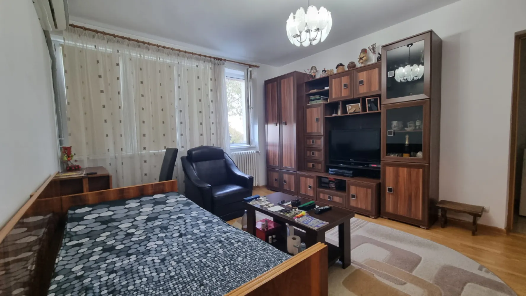 Apartament 3 camere Stefan cel Mare - Vă propun spre vânzare un apartament cu 3 camere, semidecomandat, situat pe Șoseaua Ștefan cel Mare la intersectia cu Lizeanu,intr-un bloc finalizat in 1964. Blocul este reabilitat termic, oferind un plus de confort și eficiență energetică.Apartamentul are o suprafață totală de 61,27 mp și beneficiază de vedere pe ambele părți, asigurând lumină naturală pe tot parcursul zilei. Livingul, bucătăria și un dormitor sunt orientate către spatele blocului, într-o zonă mai liniștită, iar cel de-al doilea dormitor are vedere către față.Locuința este dotată cu aer condiționat în fiecare cameră și se vinde parțial mobilată, fiind potrivită atât pentru locuire, cât și pentru investiție.Un avantaj major al proprietății îl reprezintă poziționarea excelentă, cu acces imediat la mijloacele de transport în comun: stații STB în imediata apropiere și metrou la câteva minute de mers pe jos. Zona oferă acces rapid către magazine, școli, farmacii, restaurante și alte puncte de interes urban.Mențiune: imobilul este încadrat în clasa de urgență U2, nu poate fi achiziționat prin credit bancar, tranzacția fiind posibilă doar cu plata din surse proprii.Pentru mai multe detalii precum si stabilirea unei intalniri de vizionare va stau la dispozitie.