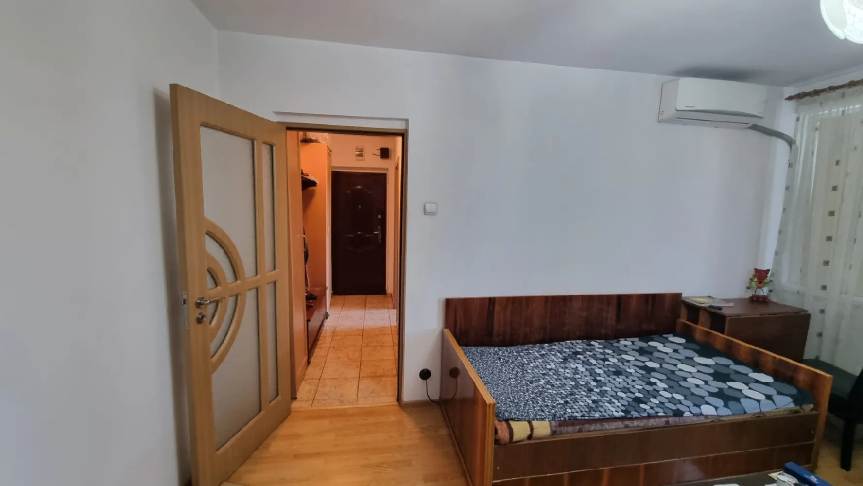 Apartament 3 camere Stefan cel Mare - Vă propun spre vânzare un apartament cu 3 camere, semidecomandat, situat pe Șoseaua Ștefan cel Mare la intersectia cu Lizeanu,intr-un bloc finalizat in 1964. Blocul este reabilitat termic, oferind un plus de confort și eficiență energetică.Apartamentul are o suprafață totală de 61,27 mp și beneficiază de vedere pe ambele părți, asigurând lumină naturală pe tot parcursul zilei. Livingul, bucătăria și un dormitor sunt orientate către spatele blocului, într-o zonă mai liniștită, iar cel de-al doilea dormitor are vedere către față.Locuința este dotată cu aer condiționat în fiecare cameră și se vinde parțial mobilată, fiind potrivită atât pentru locuire, cât și pentru investiție.Un avantaj major al proprietății îl reprezintă poziționarea excelentă, cu acces imediat la mijloacele de transport în comun: stații STB în imediata apropiere și metrou la câteva minute de mers pe jos. Zona oferă acces rapid către magazine, școli, farmacii, restaurante și alte puncte de interes urban.Mențiune: imobilul este încadrat în clasa de urgență U2, nu poate fi achiziționat prin credit bancar, tranzacția fiind posibilă doar cu plata din surse proprii.Pentru mai multe detalii precum si stabilirea unei intalniri de vizionare va stau la dispozitie.