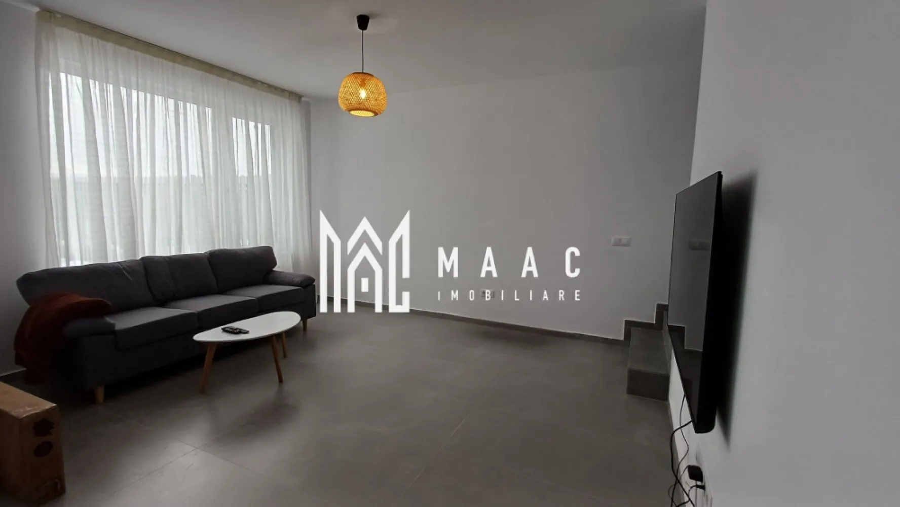 Casă | 119 MPU | 5 camere | 2 băi | Curte | Cristian - Maac Imobiliare vă propune spre închiriere o casă modernă, ideală pentru o familie care își dorește confort, spațiu și intimitate, situată într-o zonă liniștită și bine conectată.

Proprietatea are o suprafață utilă de 119 mp și este compartimentată eficient în 4 camere, dintre care un living generos open-space cu bucătăria, creând un spațiu luminos și primitor, perfect pentru relaxare și socializare. Casa beneficiază de încălzire în pardoseală, asigurând un confort termic optim pe tot parcursul sezonului rece.

Compartimentarea include:
living open-space cu bucătărie
3 dormitoare + 1 cameră versatilă, ideală pentru spațiu de joacă, relaxare sau activitați recreative.
2 băi
cămară pentru depozitare

Locuința este luminoasă, și se predă complet mobilată și utilată, gata pentru mutare imediată.

În exterior, proprietatea dispune de o curte privată de aproximativ 75 mp, ideală pentru relaxare, timp petrecut în aer liber sau activități cu familia.

Această casă reprezintă o alegere excelentă pentru cei care caută o locuință modernă, bine compartimentată și funcțională.

Condiții de închiriere: Se percepe o garanție în cuantumul unei chirii lunare. Sunt acceptate animalele de companie doar în momentul în care se va plăti o garanție suplimentară.

Pentru mai multe detalii și programarea unei vizionări, vă invităm să contactați Maac Imobiliare, specificând ID: CP2872516