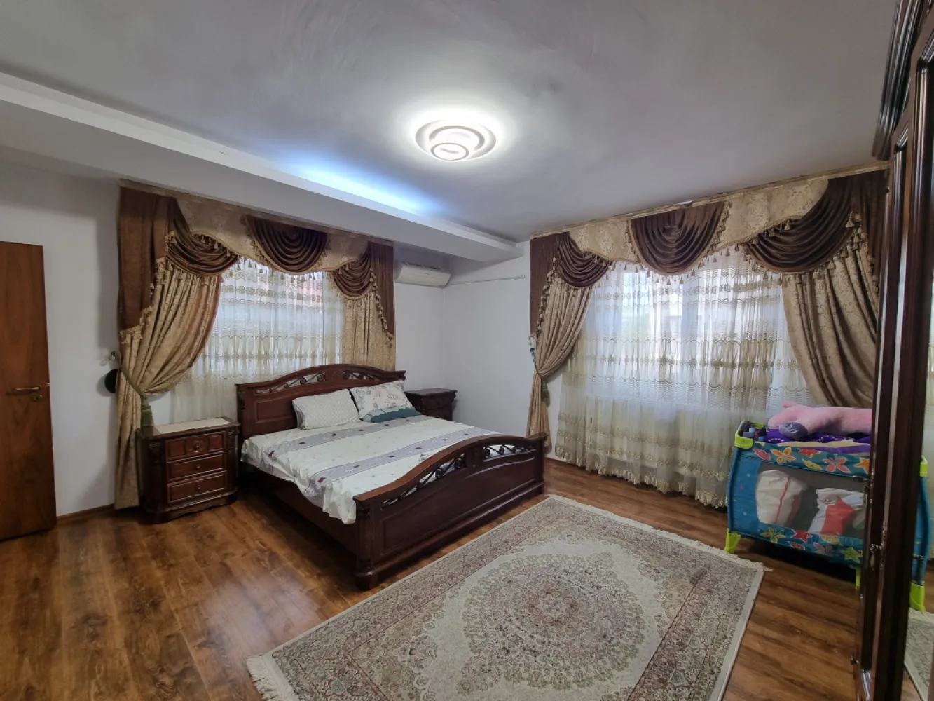 Vila de inchiriat 5 camere Sisesti-Vatra Noua - Va propun pentru inchiriere o vila situata in zona Sisesti-Vatra Noua .Proprietatea este dispusa pe un teren de 250mp, beneficiaza de aproximativ 160mp de curte libera si este impartia in 5 camere si doua grupuri sanitare.Compartimentare:-Parter: living spatios , bucatarie complet utilata, grup sanitar.-Etaj : 2 dormitoare (unul gu grup sanitar propiu)-Mansarda - doua camere fiecare cu cate doua paturiDotari si facilitati:-centrala termica-masina de spalat rufe-frigider si congelator-mobilier in fiecare cameraLocalizare :Zona linistita, acces facil catre mijloacele de transport si puncte de interes.Ideala pentru familie sau rezidenta pentru echipe de angajati.Pentru mai multe detalii precum si stabilirea unei intalniri de vizionare va stau la dispozitie.