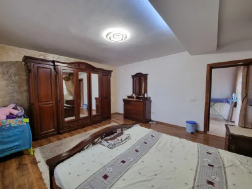 Vila de inchiriat 5 camere Sisesti-Vatra Noua