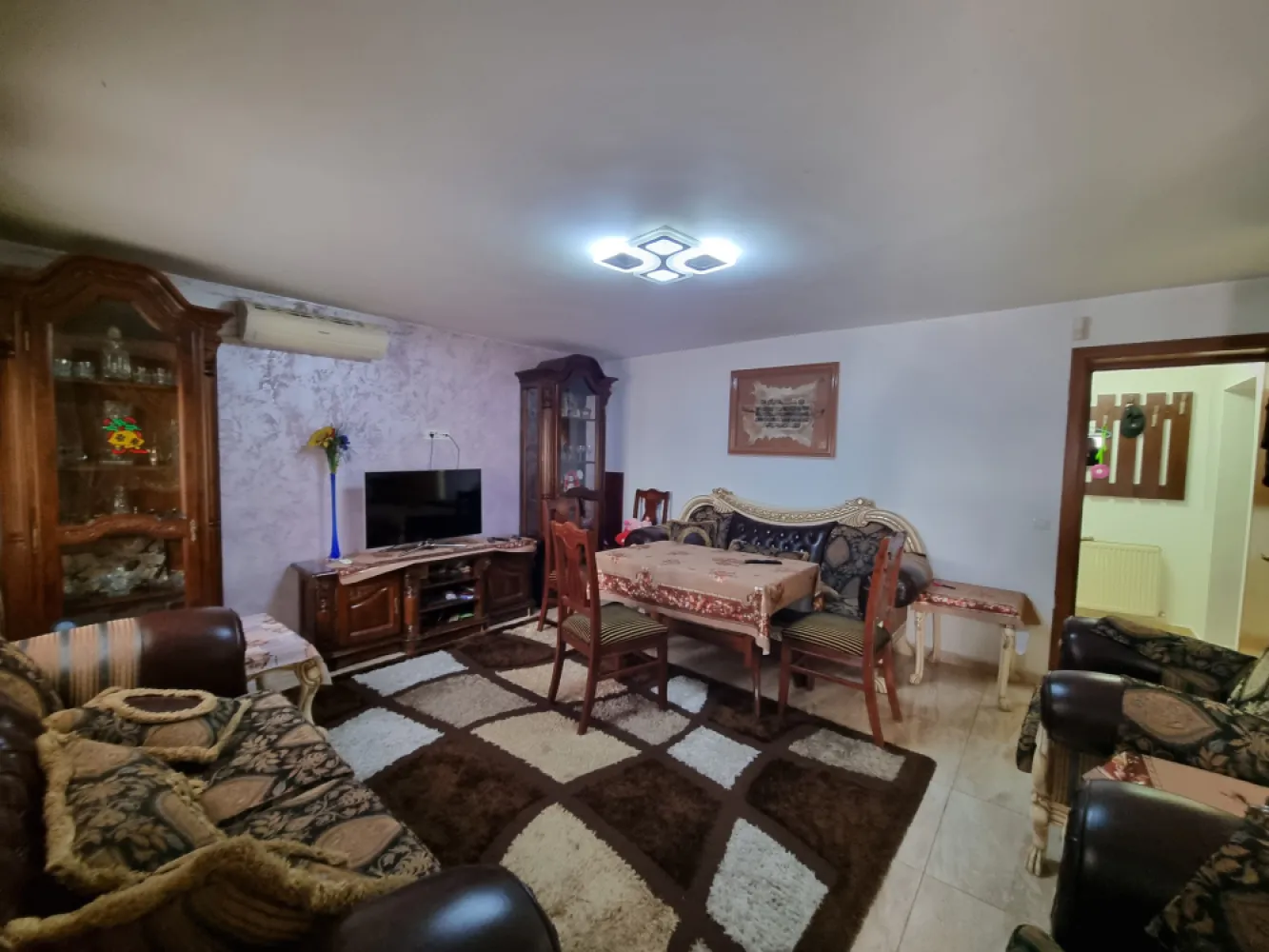 Vila de inchiriat 5 camere Sisesti-Vatra Noua - Va propun pentru inchiriere o vila situata in zona Sisesti-Vatra Noua .Proprietatea este dispusa pe un teren de 250mp, beneficiaza de aproximativ 160mp de curte libera si este impartia in 5 camere si doua grupuri sanitare.Compartimentare:-Parter: living spatios , bucatarie complet utilata, grup sanitar.-Etaj : 2 dormitoare (unul gu grup sanitar propiu)-Mansarda - doua camere fiecare cu cate doua paturiDotari si facilitati:-centrala termica-masina de spalat rufe-frigider si congelator-mobilier in fiecare cameraLocalizare :Zona linistita, acces facil catre mijloacele de transport si puncte de interes.Ideala pentru familie sau rezidenta pentru echipe de angajati.Pentru mai multe detalii precum si stabilirea unei intalniri de vizionare va stau la dispozitie.
