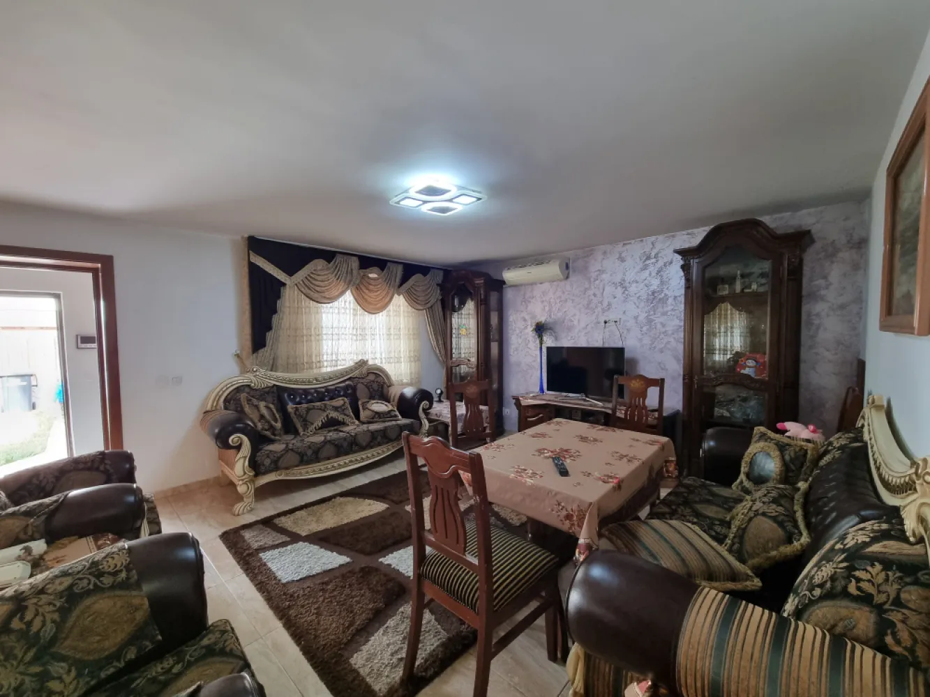 Vila de inchiriat 5 camere Sisesti-Vatra Noua - Va propun pentru inchiriere o vila situata in zona Sisesti-Vatra Noua .Proprietatea este dispusa pe un teren de 250mp, beneficiaza de aproximativ 160mp de curte libera si este impartia in 5 camere si doua grupuri sanitare.Compartimentare:-Parter: living spatios , bucatarie complet utilata, grup sanitar.-Etaj : 2 dormitoare (unul gu grup sanitar propiu)-Mansarda - doua camere fiecare cu cate doua paturiDotari si facilitati:-centrala termica-masina de spalat rufe-frigider si congelator-mobilier in fiecare cameraLocalizare :Zona linistita, acces facil catre mijloacele de transport si puncte de interes.Ideala pentru familie sau rezidenta pentru echipe de angajati.Pentru mai multe detalii precum si stabilirea unei intalniri de vizionare va stau la dispozitie.