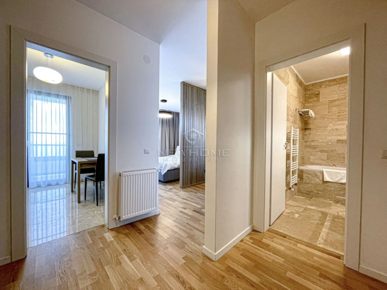 Apartament 1 cameră, PARCARE, zona Iulius Mall Gheorgheni - NewHOME Imobiliare ofera spre inchiriere apartament modern cu 1 camera, suprafata utila de 38 mp + 7 mp balcon. Apartamentul este amplasat la etajul 4 din 10 al unui imobil nou dotat cu 2 lifturi, finalizat in anul 2020, ansamblul residential Park Lake. Pozitionarea sa ofera sansa de a va bucura in fiecare zi de o priveliste superba deasupra lacului. Compus din: hol, baie, dormitor open-space, bucatarie, balcon. Pentru confortul Dvs. se inchiriaza complet mobilat si utilat, dotat centrala termica proprie, AER conditionat, hota, plita, cuptor electric, masina de spalat rufe, frigider, smart TV, oc de PERCARE subteran inclus in pret. Avand in vedere poziția si avantajele zonei este una de interes maxim, datorita pozitionarii fiind in apropiere de centru comercial Iulius Mall, Business centre, facultatea FSEGA, Porsche Engineering, baza Sportiva, Iulius Park, etc. Pentru mai multe informatii si pentru a programa o vizionare, contactati-ne cu incredere!
