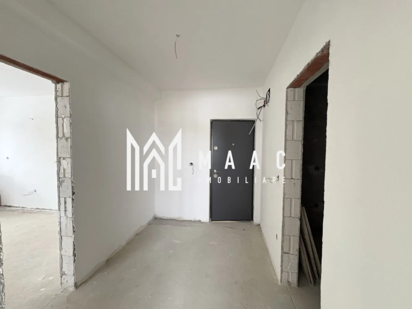 Apartament 3 camere I Etajul 1 I Selimbar - MAAC imobiliare va propune spre vânzare un apartament situat la etajul 1, într-un bloc nou din Selimbar 

Apartamentul este compus din 2 dormitoare , living cu bucătărie open space ,baie cu geam ,balcon,loc de parcare
Se predă la alb cu centrala si calorifere sau contra cost la cheie.

Pentru mai multe detalii precizați ca ați văzut anunțul cu ID CP2873280