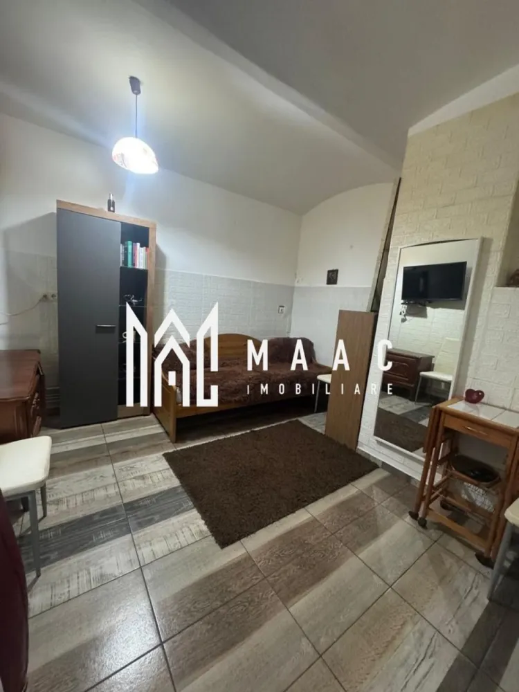 Apartament la casa 3 Camere I Zona Centrala - MAAC Imobiliare vă propune spre vânzare un apartament cu suprafața de 102 mp, situat la parterul unei case amplasate în zona centrală, o locație cu acces rapid către principalele puncte de interes ale orașului.

Proprietatea este compartimentată eficient și oferă spații generoase, fiind compusă din:
-3 camere
-bucătărie
-2 băi
-cămară
-curte proprie 80 mp,curte comuna 

Apartamentul beneficiază de poziționare excelentă, foarte aproape de Facultatea de Medicină, spital și zona centrală, ceea ce îl recomandă atât pentru locuit, cât și pentru investiție. Amplasarea centrală asigură acces facil la instituții de învățământ, unități medicale, magazine și alte facilități urbane.
❗️Se poate achiziționa și cu Criptomonede 

Pentru mai multe detalii vă rugăm să menționați la telefon numărul CP2874711.
