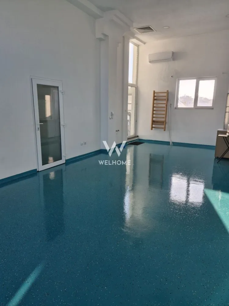 Inchiere spatiu kinetoterapie, recuperare, Clinica Medicala Sibiu - Vă oferim spre închiriere un spațiu amplu și luminos, situat într-o clinică medicală modernă, construcție nouă, ideal pentru desfășurarea activităților de kinetoterapie, fizioterapie, gimnastică medicală, precum și pentru recuperare funcțională, reeducare posturală, pilates terapeutic, yoga medicală, antrenamente de prevenție și recuperare post-traumatică sau alte activități complementare din sfera sănătății și wellness-ului medical.

Sala este concepută pentru a permite o organizare flexibilă, adaptabilă atât sesiunilor individuale, cât și celor de grup. Spațiul beneficiază de grup sanitar propriu, oferind autonomie și confort atât terapeuților, cât și pacienților. Confortul termic este asigurat prin încălzire în pardoseală, contribuind la un ambient plăcut și constant pe tot parcursul anului.

Clădirea este construcție nouă, realizată în conformitate cu toate normele și standardele în vigoare pentru desfășurarea activităților medicale și conexe. Clinica deține toate avizele și autorizațiile necesare, asigurând un cadru legal și sigur pentru desfășurarea activității.

Spațiul este amplasat într-o zonă accesibilă și bine conectată, cu acces facil la artere principale și mijloace de transport în comun. În proximitate se află farmacii, spații comerciale, bănci și alte servicii utile, iar zona oferă posibilități de parcare pentru pacienți și personal.

Această sală reprezintă o soluție ideală pentru kinetoterapeuți, fizioterapeuți, instructori de recuperare medicală sau alți specialiști care doresc să își desfășoare activitatea într-un spațiu modern, generos, bine poziționat și pregătit pentru activități de recuperare și mișcare terapeutică.

Pentru informații suplimentare și programarea unei vizionări, vă stăm la dispoziție.

Pret 1000 euro/luna

Telefon: 0740066818, Cristina
