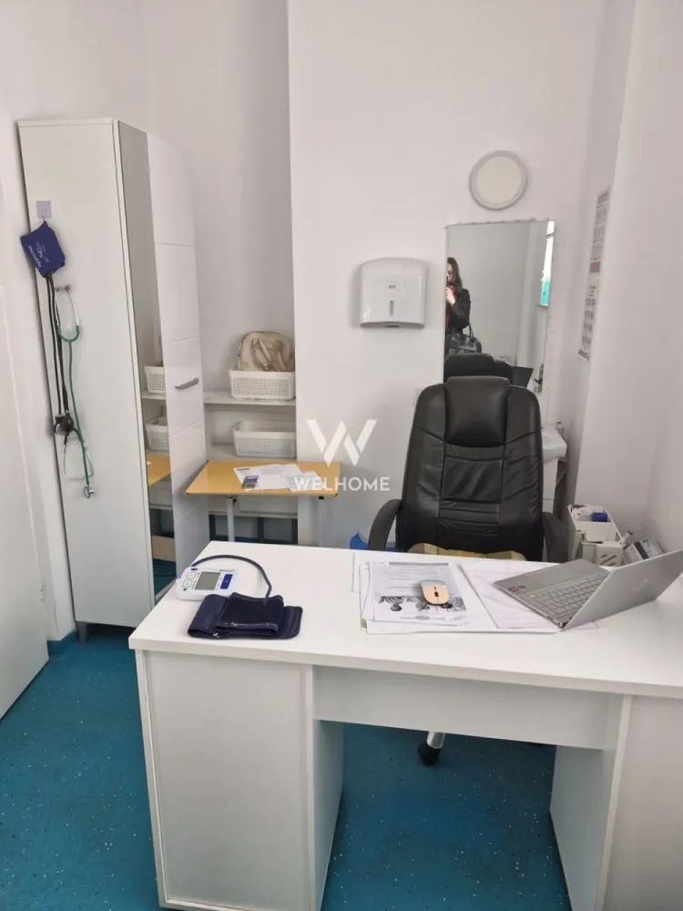 Inchiere spatiu kinetoterapie, recuperare, Clinica Medicala Sibiu - Vă oferim spre închiriere un spațiu amplu și luminos, situat într-o clinică medicală modernă, construcție nouă, ideal pentru desfășurarea activităților de kinetoterapie, fizioterapie, gimnastică medicală, precum și pentru recuperare funcțională, reeducare posturală, pilates terapeutic, yoga medicală, antrenamente de prevenție și recuperare post-traumatică sau alte activități complementare din sfera sănătății și wellness-ului medical.

Sala este concepută pentru a permite o organizare flexibilă, adaptabilă atât sesiunilor individuale, cât și celor de grup. Spațiul beneficiază de grup sanitar propriu, oferind autonomie și confort atât terapeuților, cât și pacienților. Confortul termic este asigurat prin încălzire în pardoseală, contribuind la un ambient plăcut și constant pe tot parcursul anului.

Clădirea este construcție nouă, realizată în conformitate cu toate normele și standardele în vigoare pentru desfășurarea activităților medicale și conexe. Clinica deține toate avizele și autorizațiile necesare, asigurând un cadru legal și sigur pentru desfășurarea activității.

Spațiul este amplasat într-o zonă accesibilă și bine conectată, cu acces facil la artere principale și mijloace de transport în comun. În proximitate se află farmacii, spații comerciale, bănci și alte servicii utile, iar zona oferă posibilități de parcare pentru pacienți și personal.

Această sală reprezintă o soluție ideală pentru kinetoterapeuți, fizioterapeuți, instructori de recuperare medicală sau alți specialiști care doresc să își desfășoare activitatea într-un spațiu modern, generos, bine poziționat și pregătit pentru activități de recuperare și mișcare terapeutică.

Pentru informații suplimentare și programarea unei vizionări, vă stăm la dispoziție.

Pret 1000 euro/luna

Telefon: 0740066818, Cristina