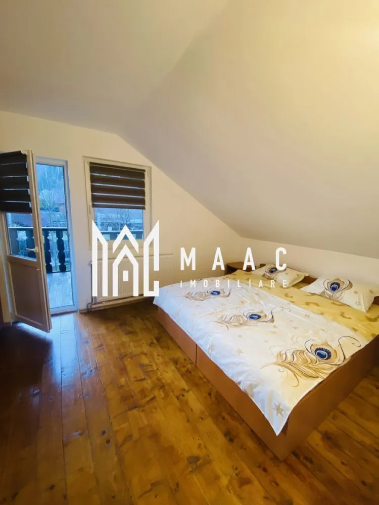 Casă de vacanță I Râu Sadului I Ieșire la râu - MMAC Imobiliare vă propune spre vânzare o casă de vacanță situată în localitatea Râu Sadului, la aproximativ 35 km de municipiul Sibiu, într-o zonă montană deosebit de liniștită, cu acces direct la râu.

Imobilul are o suprafață utilă de 140 mp, fiind dispus pe două niveluri: parter și etaj, cu o compartimentare practică și funcțională.

Parterul este compus dintr-un living generos, dotat cu șemineu pe lemne, bucătărie complet mobilată și utilată, două băi și terasă.
Etajul cuprinde patru dormitoare, hol și terasă, oferind spațiu suficient pentru familie sau pentru activități turistice.

Încălzirea imobilului este asigurată prin centrală electrică cu calorifere, suplimentată de șemineul pe lemne, pentru un plus de confort.

Casa a fost construită în anul 2007 și renovată complet în 2022, beneficiind de:

ferestre termopan

izolație termică exterioară

sistem de supraveghere video exterior

Utilități disponibile: apă, curent electric, fosă septică.

Un avantaj important îl reprezintă ieșirea directă la râu, aspect ce conferă proprietății un farmec aparte și un potențial excelent pentru relaxare sau investiție turistică.

Imobilul se vinde complet mobilat și utilat, fiind gata pentru utilizare imediată.

Pentru mai multe detalii și vizionări, precizati telefonic ca ati vazut anuntul cu ID:CP2875057