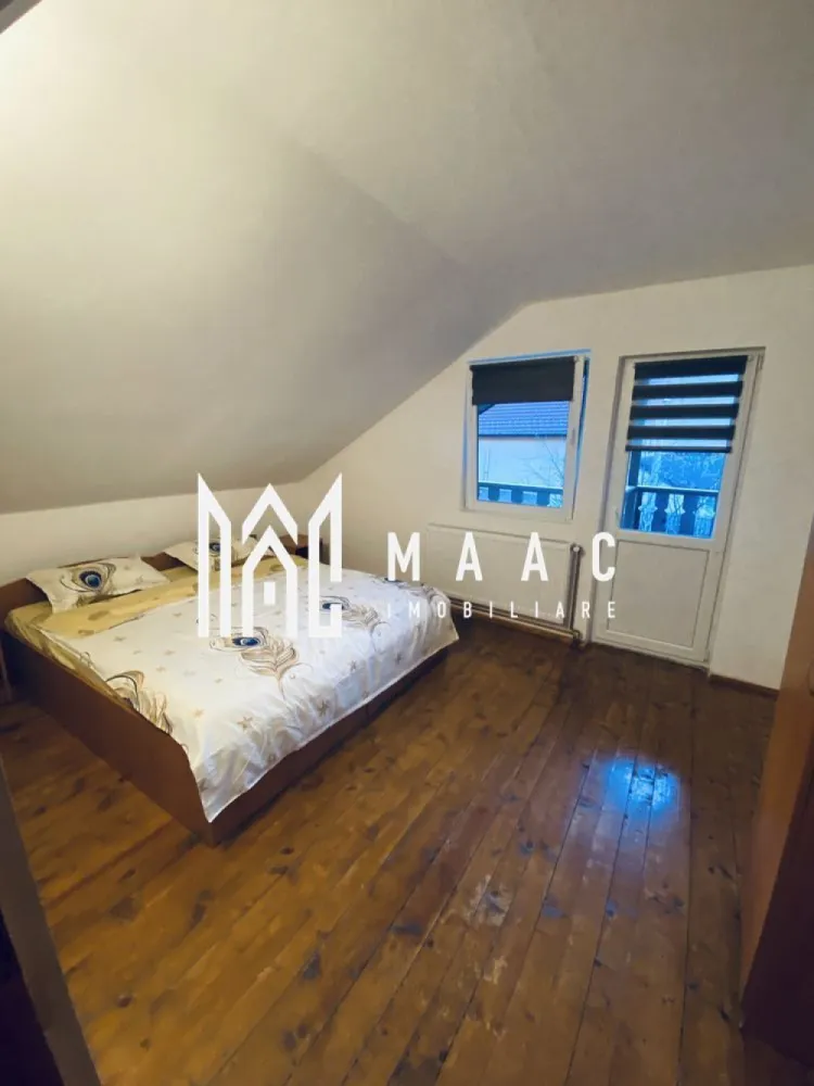 Casă de vacanță I Râu Sadului I Ieșire la râu - MMAC Imobiliare vă propune spre vânzare o casă de vacanță situată în localitatea Râu Sadului, la aproximativ 35 km de municipiul Sibiu, într-o zonă montană deosebit de liniștită, cu acces direct la râu.

Imobilul are o suprafață utilă de 140 mp, fiind dispus pe două niveluri: parter și etaj, cu o compartimentare practică și funcțională.

Parterul este compus dintr-un living generos, dotat cu șemineu pe lemne, bucătărie complet mobilată și utilată, două băi și terasă.
Etajul cuprinde patru dormitoare, hol și terasă, oferind spațiu suficient pentru familie sau pentru activități turistice.

Încălzirea imobilului este asigurată prin centrală electrică cu calorifere, suplimentată de șemineul pe lemne, pentru un plus de confort.

Casa a fost construită în anul 2007 și renovată complet în 2022, beneficiind de:

ferestre termopan

izolație termică exterioară

sistem de supraveghere video exterior

Utilități disponibile: apă, curent electric, fosă septică.

Un avantaj important îl reprezintă ieșirea directă la râu, aspect ce conferă proprietății un farmec aparte și un potențial excelent pentru relaxare sau investiție turistică.

Imobilul se vinde complet mobilat și utilat, fiind gata pentru utilizare imediată.

Pentru mai multe detalii și vizionări, precizati telefonic ca ati vazut anuntul cu ID:CP2875057