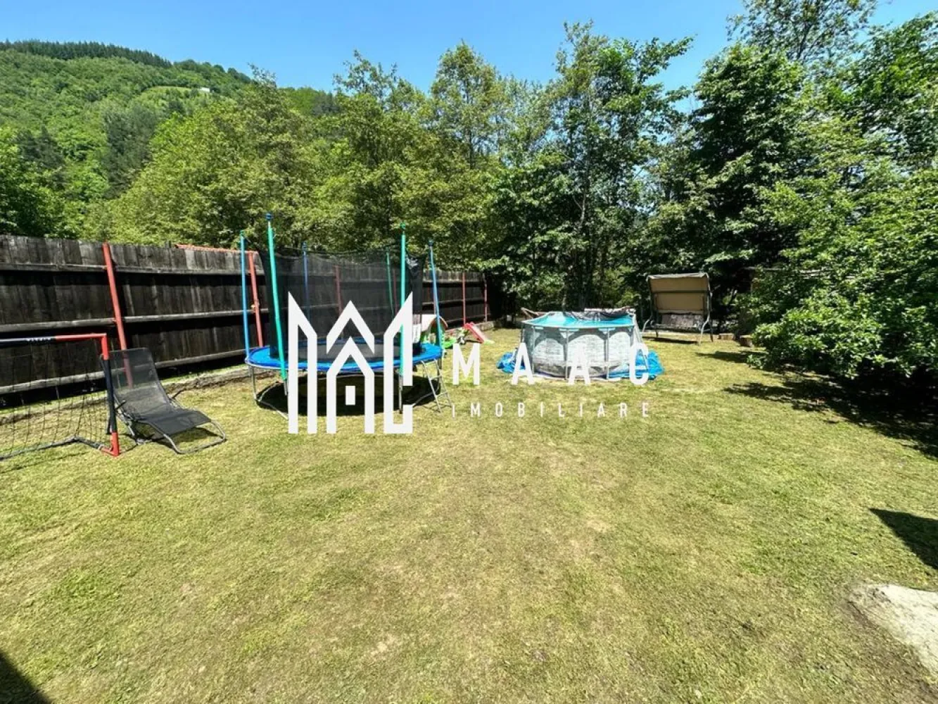 Casă de vacanță I Râu Sadului I Ieșire la râu - MMAC Imobiliare vă propune spre vânzare o casă de vacanță situată în localitatea Râu Sadului, la aproximativ 35 km de municipiul Sibiu, într-o zonă montană deosebit de liniștită, cu acces direct la râu.

Imobilul are o suprafață utilă de 140 mp, fiind dispus pe două niveluri: parter și etaj, cu o compartimentare practică și funcțională.

Parterul este compus dintr-un living generos, dotat cu șemineu pe lemne, bucătărie complet mobilată și utilată, două băi și terasă.
Etajul cuprinde patru dormitoare, hol și terasă, oferind spațiu suficient pentru familie sau pentru activități turistice.

Încălzirea imobilului este asigurată prin centrală electrică cu calorifere, suplimentată de șemineul pe lemne, pentru un plus de confort.

Casa a fost construită în anul 2007 și renovată complet în 2022, beneficiind de:

ferestre termopan

izolație termică exterioară

sistem de supraveghere video exterior

Utilități disponibile: apă, curent electric, fosă septică.

Un avantaj important îl reprezintă ieșirea directă la râu, aspect ce conferă proprietății un farmec aparte și un potențial excelent pentru relaxare sau investiție turistică.

Imobilul se vinde complet mobilat și utilat, fiind gata pentru utilizare imediată.

Pentru mai multe detalii și vizionări, precizati telefonic ca ati vazut anuntul cu ID:CP2875057