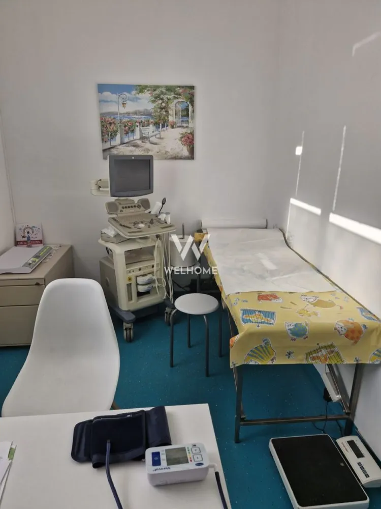 Inchiriere spatii, cabinete medicale, Clinica Medicala Sibiu - Vă prezentăm o clinică medicală modernă, construcție nouă, care oferă spre închiriere cabinete de consultații complet echipate, concepute pentru a răspunde celor mai înalte cerințe medicale și profesionale.

Cabinetele sunt dotate cu mobilier și echipamente noi, oferind un mediu optim pentru desfășurarea actului medical în condiții de siguranță și confort. Clinica dispune de cameră de sterilizare, cabinet de recoltare probe si de un bloc operator modern, organizat conform fluxurilor medicale corespunzătoare acestui tip de activitate, fiind ideal pentru intervenții minore din domeniile ORL, oftalmologie, chirurgie estetică și regenerativă, urologie, dermatologie și ginecologie.

Spațiul medical este completat de un salon postoperator dotat cu baie proprie, destinat monitorizării pacienților în condiții optime. De asemenea, clinica beneficiază de aparatură medicală performantă, incluzând ecograf, microscop chirurgical Leica și osteodensiometru, facilitând un diagnostic precis și tratamente eficiente.

Pentru pacienți sunt amenajate două săli de așteptare moderne și confortabile, iar personalul medical are la dispoziție un vestiar dedicat. Confortul termic este asigurat prin încălzire în pardoseală, contribuind la un ambient plăcut și constant.

Clinica deține toate avizele și autorizațiile necesare desfășurării activităților medicale, iar construcția respectă integral normele și standardele în vigoare privind siguranța, igiena și funcționalitatea spațiilor medicale.

Clinica este amplasată într-o zonă accesibilă și bine conectată, cu acces facil la principalele artere de circulație și la mijloacele de transport în comun. În imediata apropiere se regăsesc spații comerciale, farmacii, unități bancare, restaurante și alte servicii de interes, oferind un plus de confort atât pentru pacienți, cât și pentru personalul medical. Zona beneficiază de posibilități de parcare pentru pacienți și cadre medicale.

Această clinică reprezintă o oportunitate excelentă pentru medicii și specialiștii care doresc să își desfășoare activitatea într-un spațiu nou, modern și complet pregătit pentru practicarea medicinei la cele mai înalte standarde.

Pret 1000 euro/luna

Pentru informații suplimentare și programarea unei vizionări, vă invităm să ne contactați.
Telefon: 0740066818, Cristina