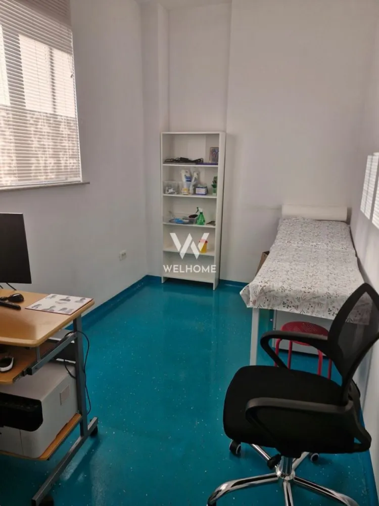 Inchiriere spatii, cabinete medicale, Clinica Medicala Sibiu - Vă prezentăm o clinică medicală modernă, construcție nouă, care oferă spre închiriere cabinete de consultații complet echipate, concepute pentru a răspunde celor mai înalte cerințe medicale și profesionale.

Cabinetele sunt dotate cu mobilier și echipamente noi, oferind un mediu optim pentru desfășurarea actului medical în condiții de siguranță și confort. Clinica dispune de cameră de sterilizare, cabinet de recoltare probe si de un bloc operator modern, organizat conform fluxurilor medicale corespunzătoare acestui tip de activitate, fiind ideal pentru intervenții minore din domeniile ORL, oftalmologie, chirurgie estetică și regenerativă, urologie, dermatologie și ginecologie.

Spațiul medical este completat de un salon postoperator dotat cu baie proprie, destinat monitorizării pacienților în condiții optime. De asemenea, clinica beneficiază de aparatură medicală performantă, incluzând ecograf, microscop chirurgical Leica și osteodensiometru, facilitând un diagnostic precis și tratamente eficiente.

Pentru pacienți sunt amenajate două săli de așteptare moderne și confortabile, iar personalul medical are la dispoziție un vestiar dedicat. Confortul termic este asigurat prin încălzire în pardoseală, contribuind la un ambient plăcut și constant.

Clinica deține toate avizele și autorizațiile necesare desfășurării activităților medicale, iar construcția respectă integral normele și standardele în vigoare privind siguranța, igiena și funcționalitatea spațiilor medicale.

Clinica este amplasată într-o zonă accesibilă și bine conectată, cu acces facil la principalele artere de circulație și la mijloacele de transport în comun. În imediata apropiere se regăsesc spații comerciale, farmacii, unități bancare, restaurante și alte servicii de interes, oferind un plus de confort atât pentru pacienți, cât și pentru personalul medical. Zona beneficiază de posibilități de parcare pentru pacienți și cadre medicale.

Această clinică reprezintă o oportunitate excelentă pentru medicii și specialiștii care doresc să își desfășoare activitatea într-un spațiu nou, modern și complet pregătit pentru practicarea medicinei la cele mai înalte standarde.

Pret 1000 euro/luna

Pentru informații suplimentare și programarea unei vizionări, vă invităm să ne contactați.
Telefon: 0740066818, Cristina