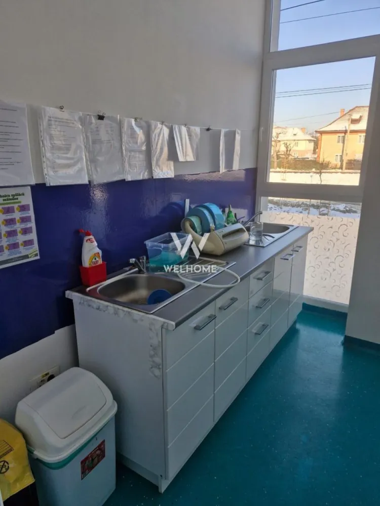 Inchiriere spatii, cabinete medicale, Clinica Medicala Sibiu - Vă prezentăm o clinică medicală modernă, construcție nouă, care oferă spre închiriere cabinete de consultații complet echipate, concepute pentru a răspunde celor mai înalte cerințe medicale și profesionale.

Cabinetele sunt dotate cu mobilier și echipamente noi, oferind un mediu optim pentru desfășurarea actului medical în condiții de siguranță și confort. Clinica dispune de cameră de sterilizare, cabinet de recoltare probe si de un bloc operator modern, organizat conform fluxurilor medicale corespunzătoare acestui tip de activitate, fiind ideal pentru intervenții minore din domeniile ORL, oftalmologie, chirurgie estetică și regenerativă, urologie, dermatologie și ginecologie.

Spațiul medical este completat de un salon postoperator dotat cu baie proprie, destinat monitorizării pacienților în condiții optime. De asemenea, clinica beneficiază de aparatură medicală performantă, incluzând ecograf, microscop chirurgical Leica și osteodensiometru, facilitând un diagnostic precis și tratamente eficiente.

Pentru pacienți sunt amenajate două săli de așteptare moderne și confortabile, iar personalul medical are la dispoziție un vestiar dedicat. Confortul termic este asigurat prin încălzire în pardoseală, contribuind la un ambient plăcut și constant.

Clinica deține toate avizele și autorizațiile necesare desfășurării activităților medicale, iar construcția respectă integral normele și standardele în vigoare privind siguranța, igiena și funcționalitatea spațiilor medicale.

Clinica este amplasată într-o zonă accesibilă și bine conectată, cu acces facil la principalele artere de circulație și la mijloacele de transport în comun. În imediata apropiere se regăsesc spații comerciale, farmacii, unități bancare, restaurante și alte servicii de interes, oferind un plus de confort atât pentru pacienți, cât și pentru personalul medical. Zona beneficiază de posibilități de parcare pentru pacienți și cadre medicale.

Această clinică reprezintă o oportunitate excelentă pentru medicii și specialiștii care doresc să își desfășoare activitatea într-un spațiu nou, modern și complet pregătit pentru practicarea medicinei la cele mai înalte standarde.

Pret 1000 euro/luna

Pentru informații suplimentare și programarea unei vizionări, vă invităm să ne contactați.
Telefon: 0740066818, Cristina