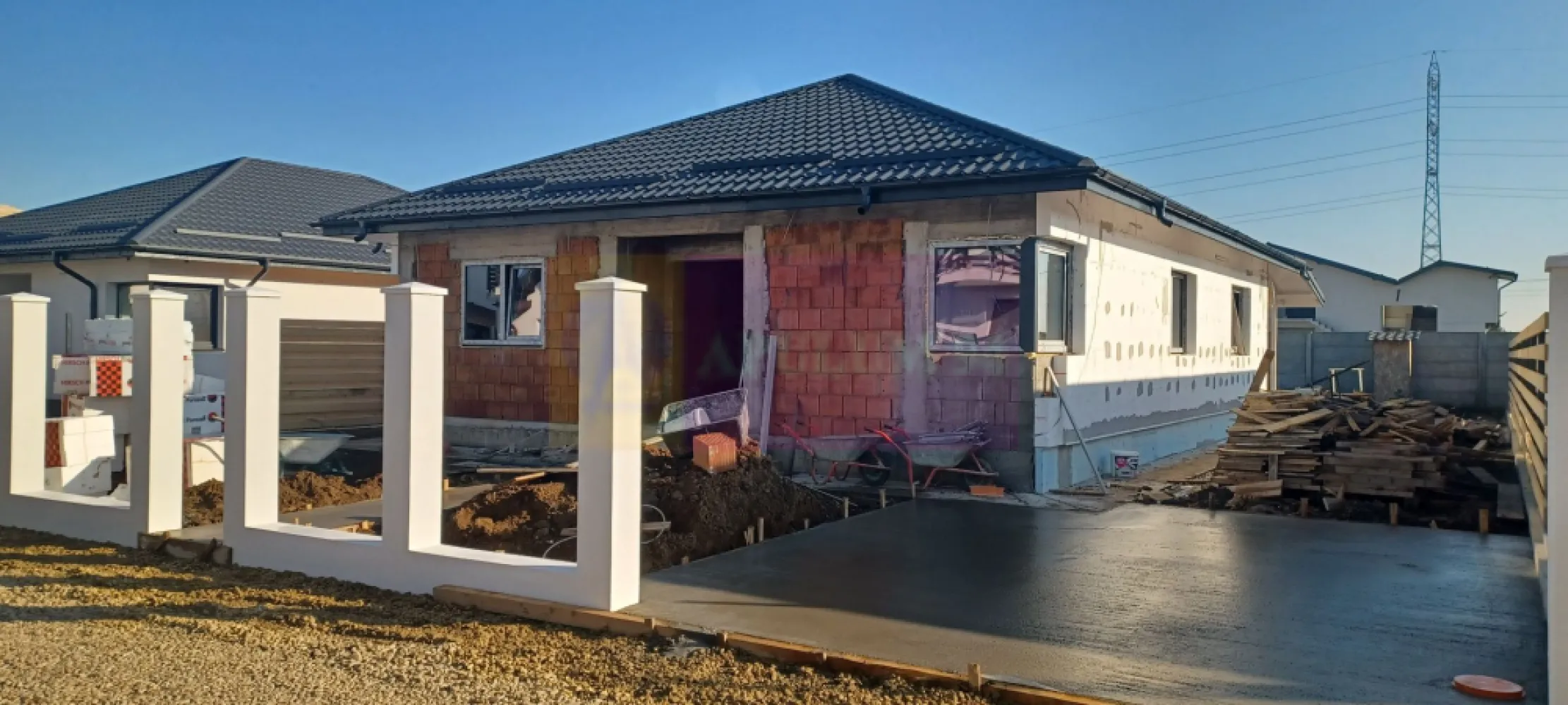 Săbăreni, casă parter 4 camere, CT, terasă, pivniță, teren 478 mp - Locuința se construiește în Săbăreni, la aproximativ 11 km de Centura de Vest, în apropierea autostrăzii A0, într-o zonă rezidențială învecinată la nord cu Pădurea Cereanca si la Est cu Pădurea Râioasa. Casa are fundații continuee, structura de rezistență din beton armat, placă radier si placă peste parter, zidărie din cărămidă, acoperiș în 4 ape, cu pod înalt (2,10 m, la coamă). Casa se tencuiește atât la interior cât si la exterior se izolează termic cu polistiren de 15 cm, cu EPS 80 si cu celuloză în pod. Tâmplărie exterioară Salamander cu geamuri tripan. Tencuială decorativă siliconată Kober. Pereții interiori se gletuiesc, finisează si zugrăvesc alb. Locuința va beneficia de încălzire în pardoseală si centrală termică pe gaze în condensație. Casa se vinde finisată complet, iar unele materiale pot fi alese de cumpătător: parchet, gresie, faință, obiecte sanitare, uși interioare, într-un buget convenit cu vânzătorul. Imobilul are terasă acoperită de 19 mp, cameră tehnică de 7 mp si pivniță de 11 mp hidroizolată. Curtea se predă împrejmuită, cu trotuare în jurul casei, cu alee auto si pietonală, din beton armat. Termen de finalizare: august 2026. Se poate cumpăra cu credit bancar. Pret, la cheie: 152.000 EUR. Nu se plătește TVA sau comision.