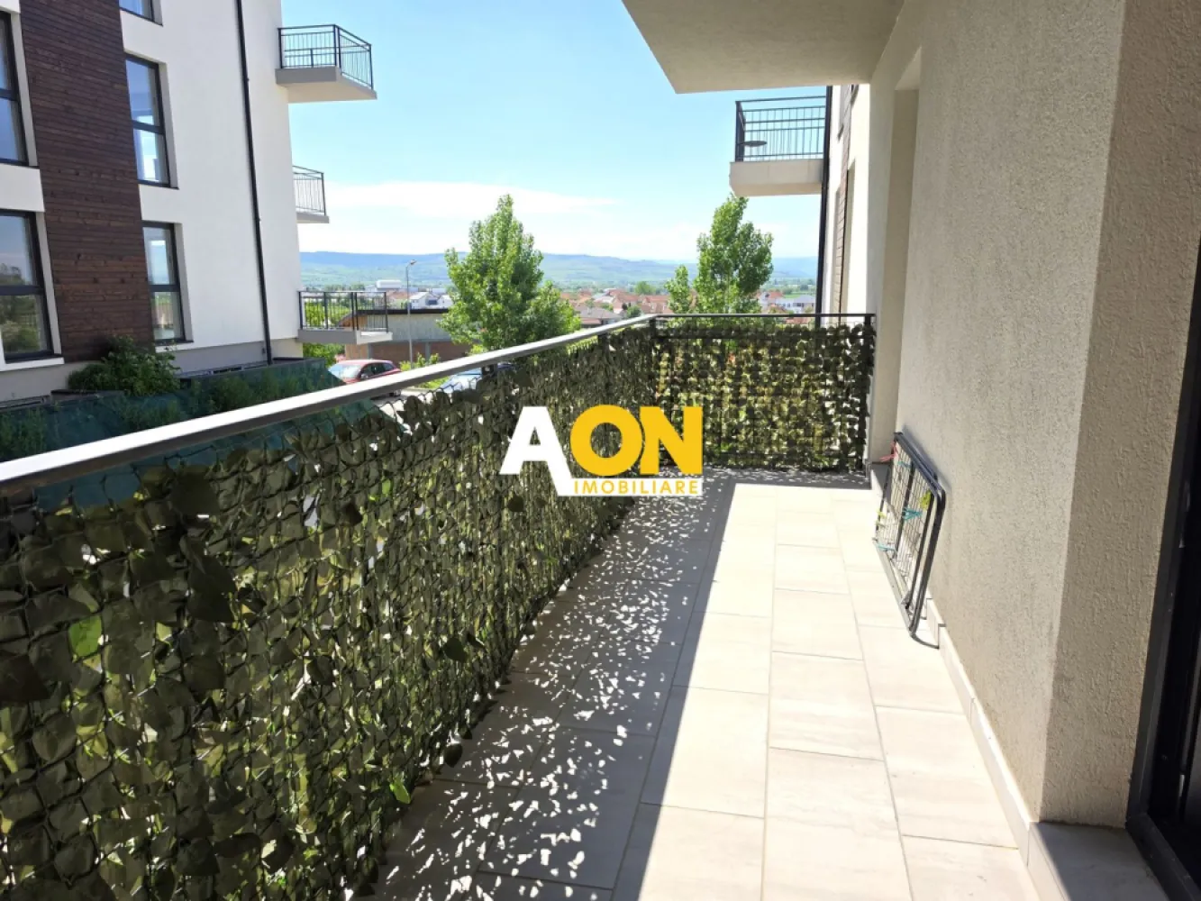 Apartament 2 camere, 52 mp utili, bloc nou, prima închiriere - AON Imobiliare vă propune spre închiriere un apartament modern, situat într-un bloc nou, finalizat în anul 2024, în zona ieșirii spre Pâclișa.
Locuința este compartimentată funcțional și eficient, fiind compusă din:
• Living cu bucătărie open space;
• Dormitor;
• Baie;
• Hol;
• Balcon de 10 mp.
Suprafața utilă a imobilului este de 52 mp. Confortul termic este asigurat prin sistemul de încălzire prin pardoseală pe timpul iernii și răcire prin pardoseală în timpul verii, oferind un climat interior optim pe tot parcursul anului.
Blocul a fost proiectat pentru o eficiență energetică ridicată, fiind izolat la exterior și echipat cu panouri fotovoltaice și 2 centrale termice de bloc.
Apartamentul dispune de loc de parcare privat. De asemenea, chiriașii vor beneficia de acces la o zonă interioară comună, ideală pentru depozitarea bicicletelor sau a cărucioarelor.
Perioadă minimă de închiriere: 12 luni. Nu se acceptă animale de companie!
Nu ratați această oportunitate! Contactați-ne pentru mai multe detalii și programarea unei vizionări.
ID intern: CP3109460