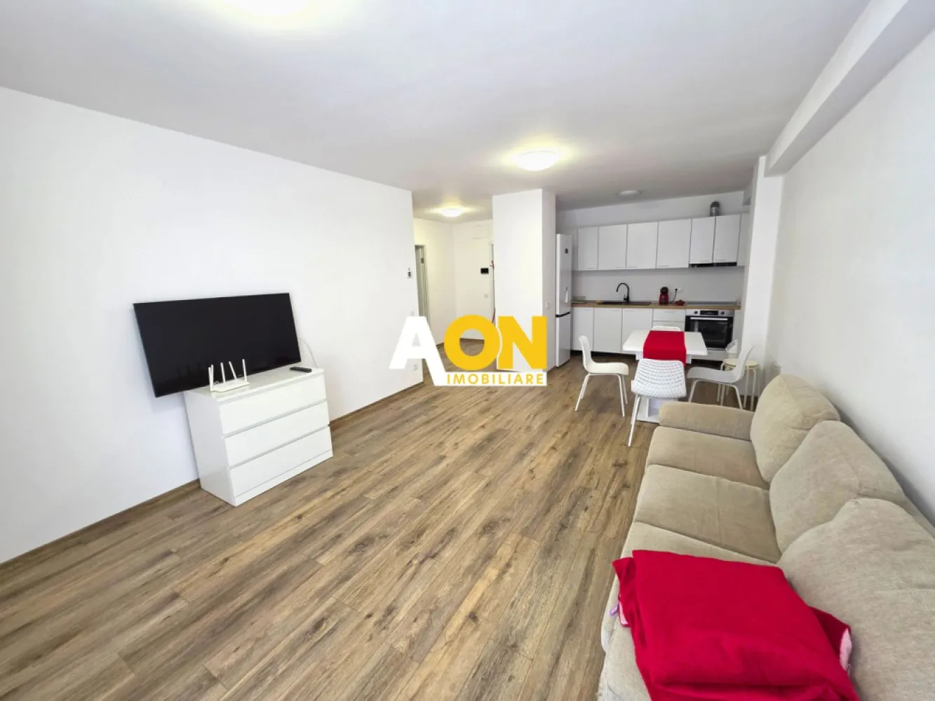 Apartament 2 camere, 52 mp utili, bloc nou, prima închiriere - AON Imobiliare vă propune spre închiriere un apartament modern, situat într-un bloc nou, finalizat în anul 2024, în zona ieșirii spre Pâclișa.
Locuința este compartimentată funcțional și eficient, fiind compusă din:
• Living cu bucătărie open space;
• Dormitor;
• Baie;
• Hol;
• Balcon de 10 mp.
Suprafața utilă a imobilului este de 52 mp. Confortul termic este asigurat prin sistemul de încălzire prin pardoseală pe timpul iernii și răcire prin pardoseală în timpul verii, oferind un climat interior optim pe tot parcursul anului.
Blocul a fost proiectat pentru o eficiență energetică ridicată, fiind izolat la exterior și echipat cu panouri fotovoltaice și 2 centrale termice de bloc.
Apartamentul dispune de loc de parcare privat. De asemenea, chiriașii vor beneficia de acces la o zonă interioară comună, ideală pentru depozitarea bicicletelor sau a cărucioarelor.
Perioadă minimă de închiriere: 12 luni. Nu se acceptă animale de companie!
Nu ratați această oportunitate! Contactați-ne pentru mai multe detalii și programarea unei vizionări.
ID intern: CP3109460